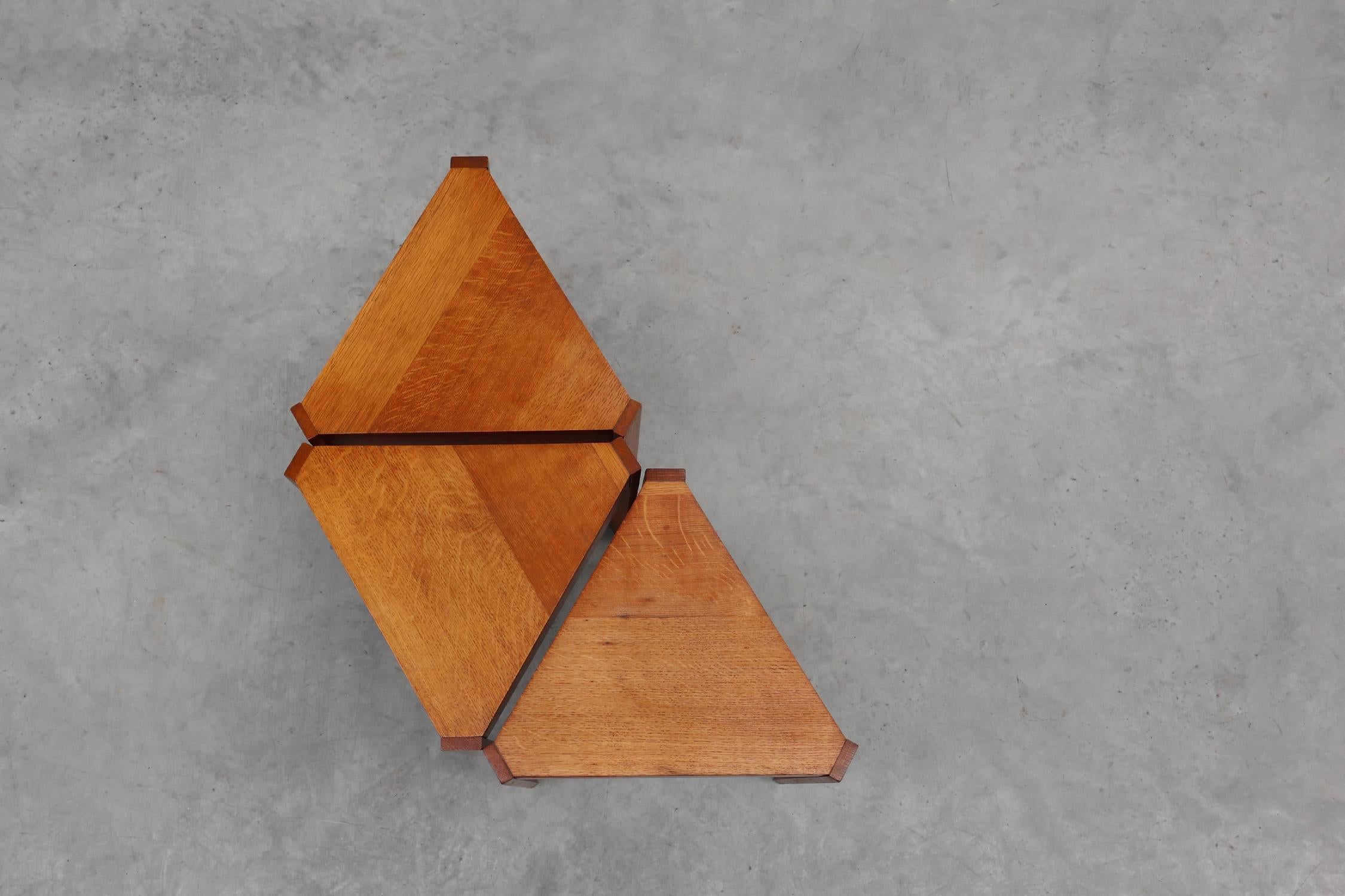 Set di 3 tavoli triangolari impilabili o modulari in legno di Oak, Francia, 1960 ca. 1960 In condizioni buone in vendita a Meulebeke, BE
