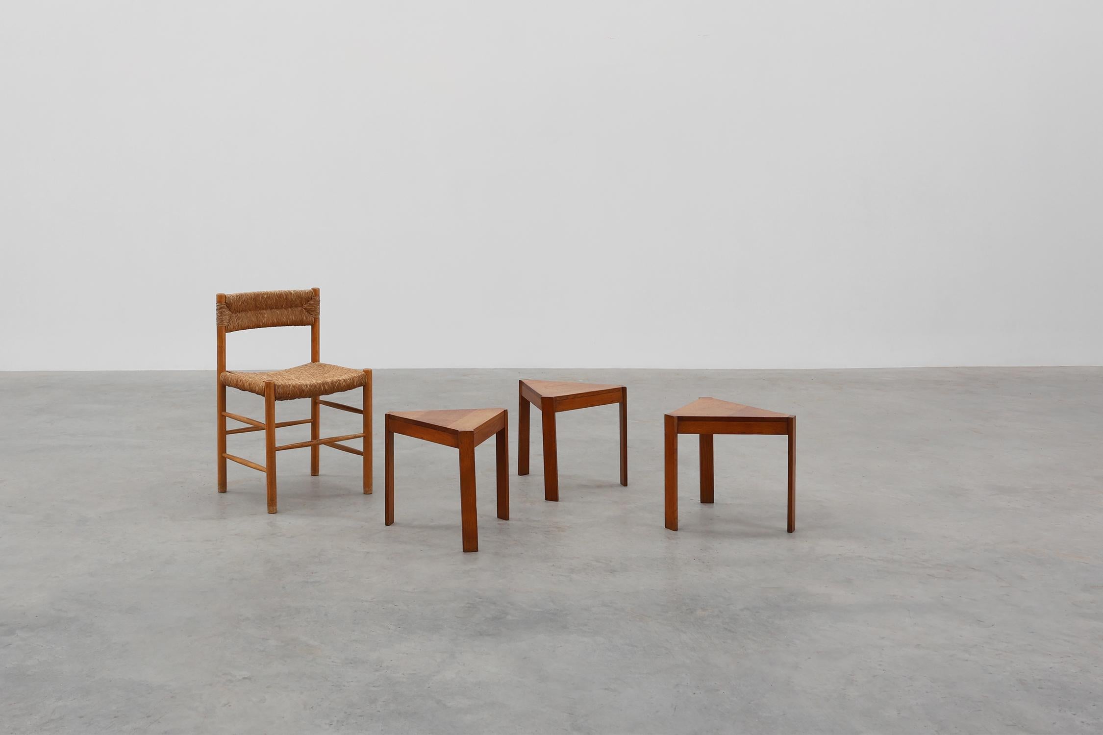 Metà XX secolo Set di 3 tavoli triangolari impilabili o modulari in legno di Oak, Francia, 1960 ca. 1960 in vendita
