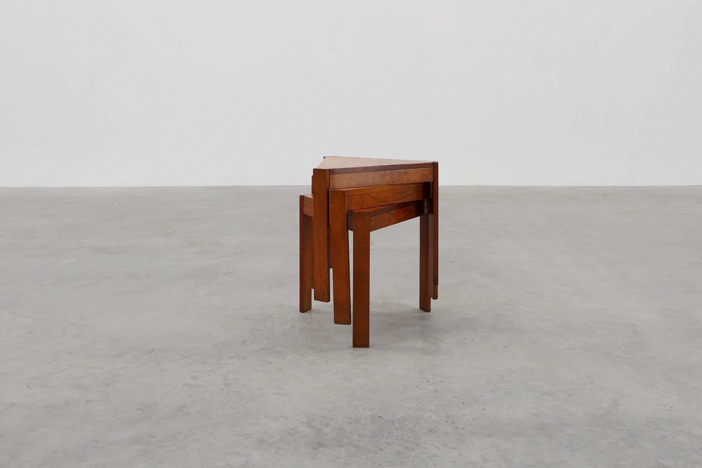 Set di 3 tavoli triangolari impilabili o modulari in legno di Oak, Francia, 1960 ca. 1960 in vendita 1