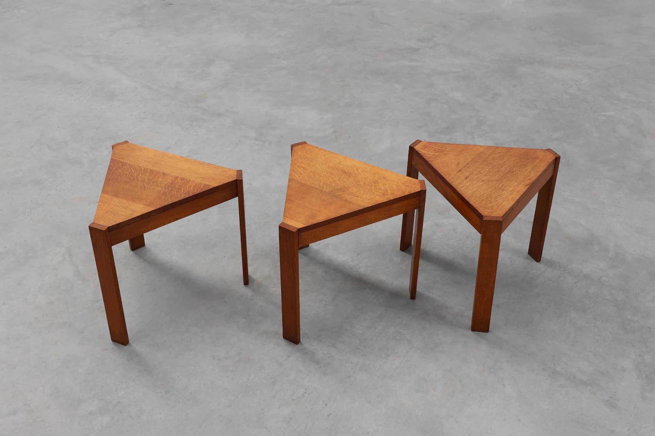 Set di 3 tavoli triangolari impilabili o modulari in legno di Oak, Francia, 1960 ca. 1960 in vendita 2