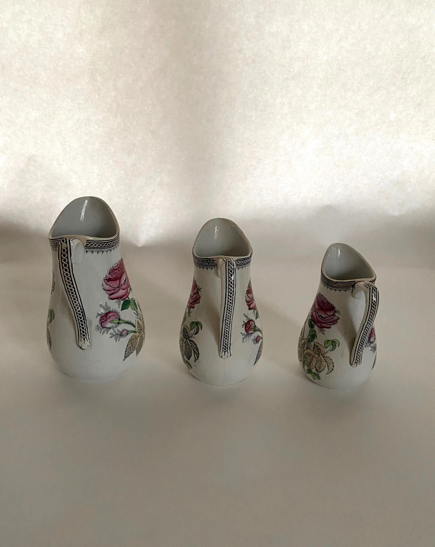 Set von 3 abgestuften englischen Rosenmilchkrügen aus Old Staffordshire (Handbemalt) im Angebot