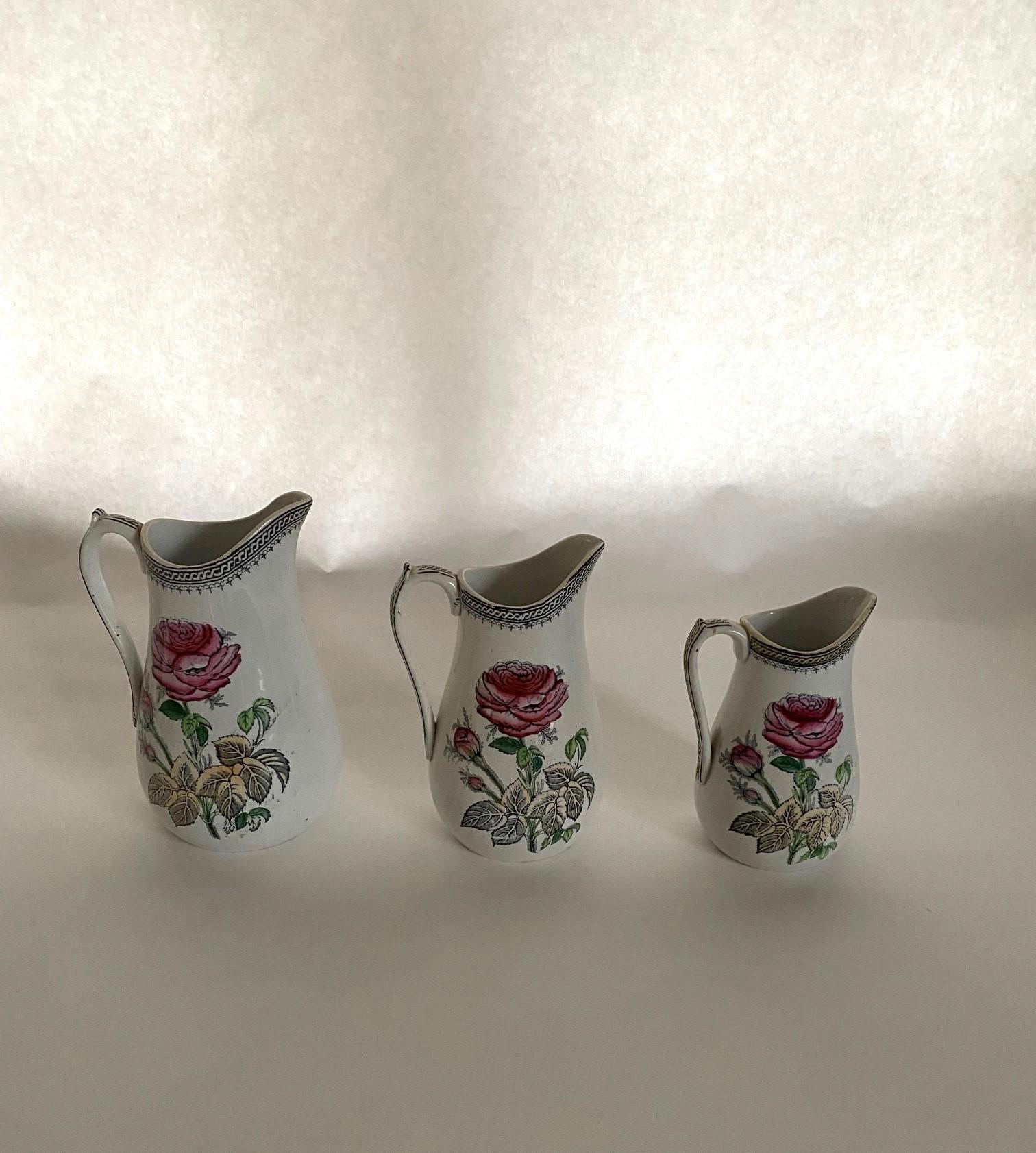 Set von 3 abgestuften englischen Rosenmilchkrügen aus Old Staffordshire im Zustand „Gut“ im Angebot in North Salem, NY