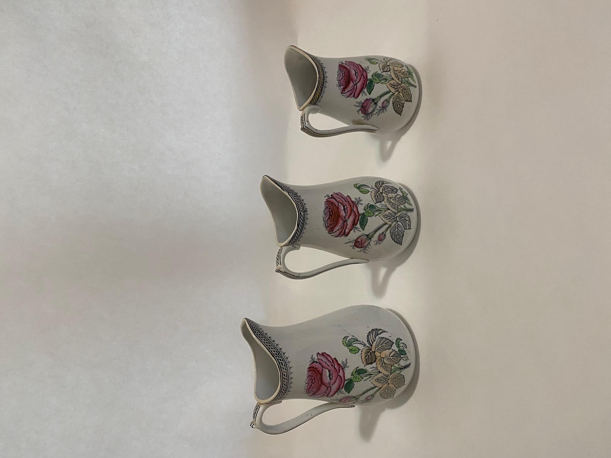 Set von 3 abgestuften englischen Rosenmilchkrügen aus Old Staffordshire (20. Jahrhundert) im Angebot