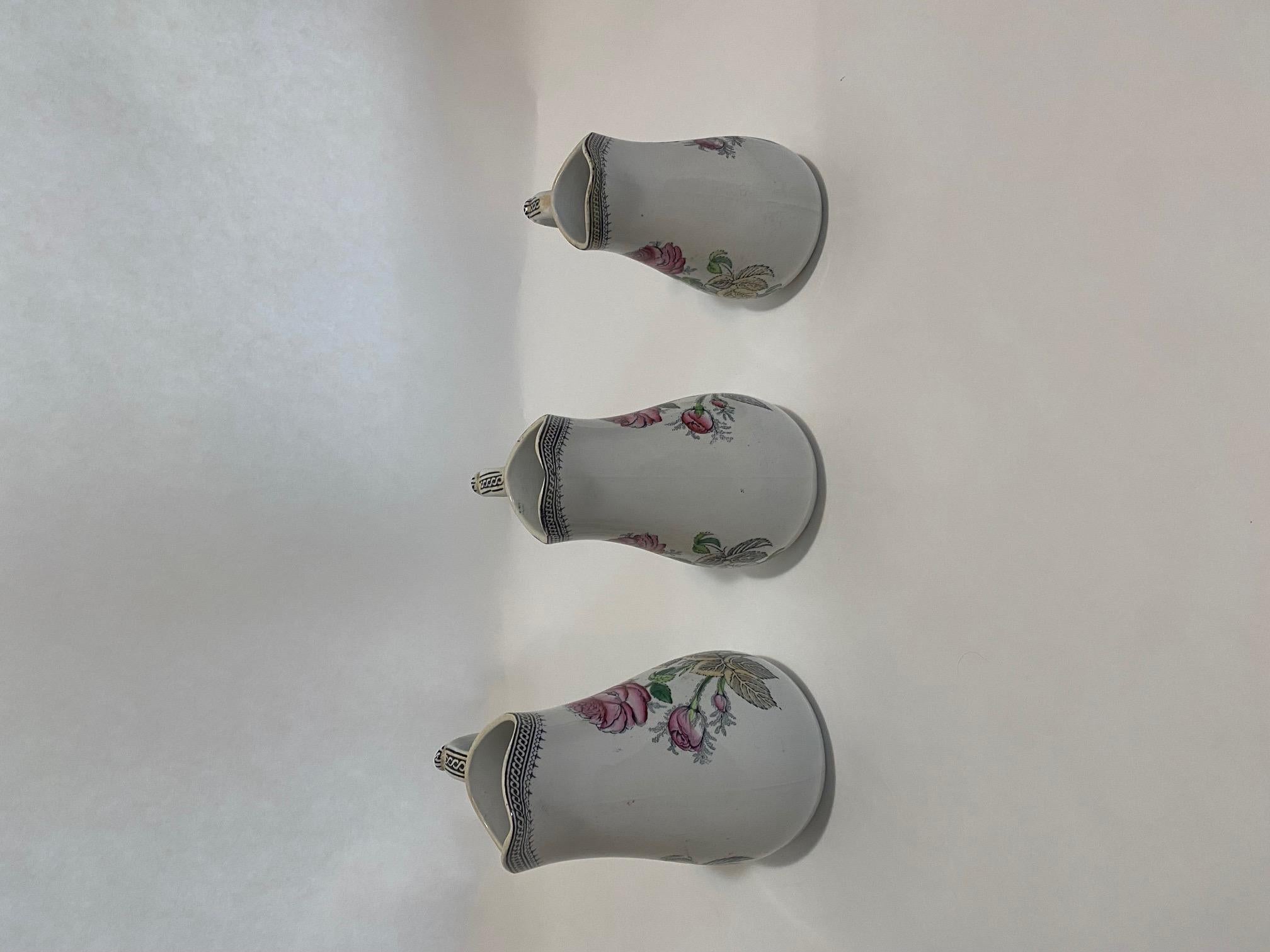 Set von 3 abgestuften englischen Rosenmilchkrügen aus Old Staffordshire (Porzellan) im Angebot