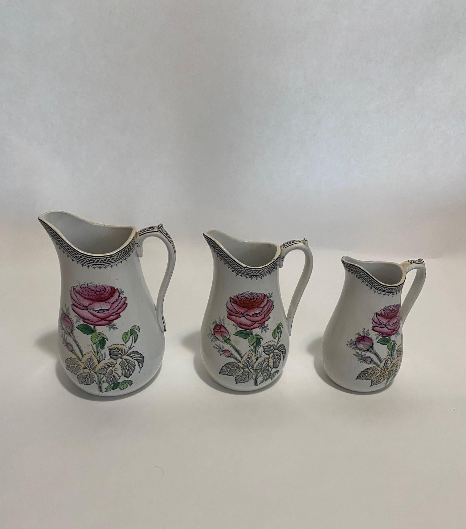 Set von 3 abgestuften englischen Rosenmilchkrügen aus Old Staffordshire im Angebot 2