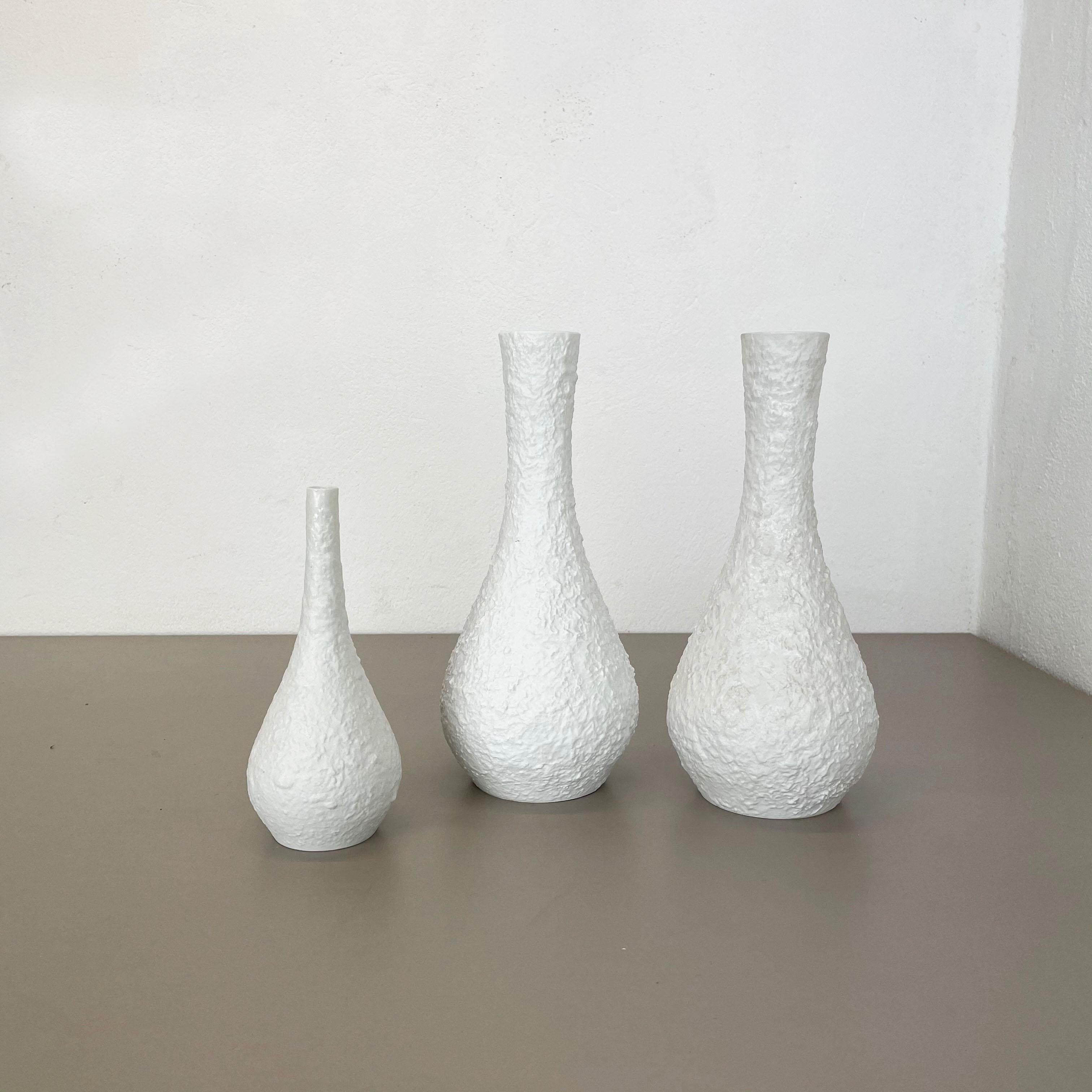 Article :

Vases en porcelaine Op Art, lot de 3


Producteur :

Edelstein Bavière, Allemagne

Âge :

1970s


Cet ensemble vintage original de vases OP Art en forme de pichet a été produit dans les années 1970 en Allemagne. Il est
