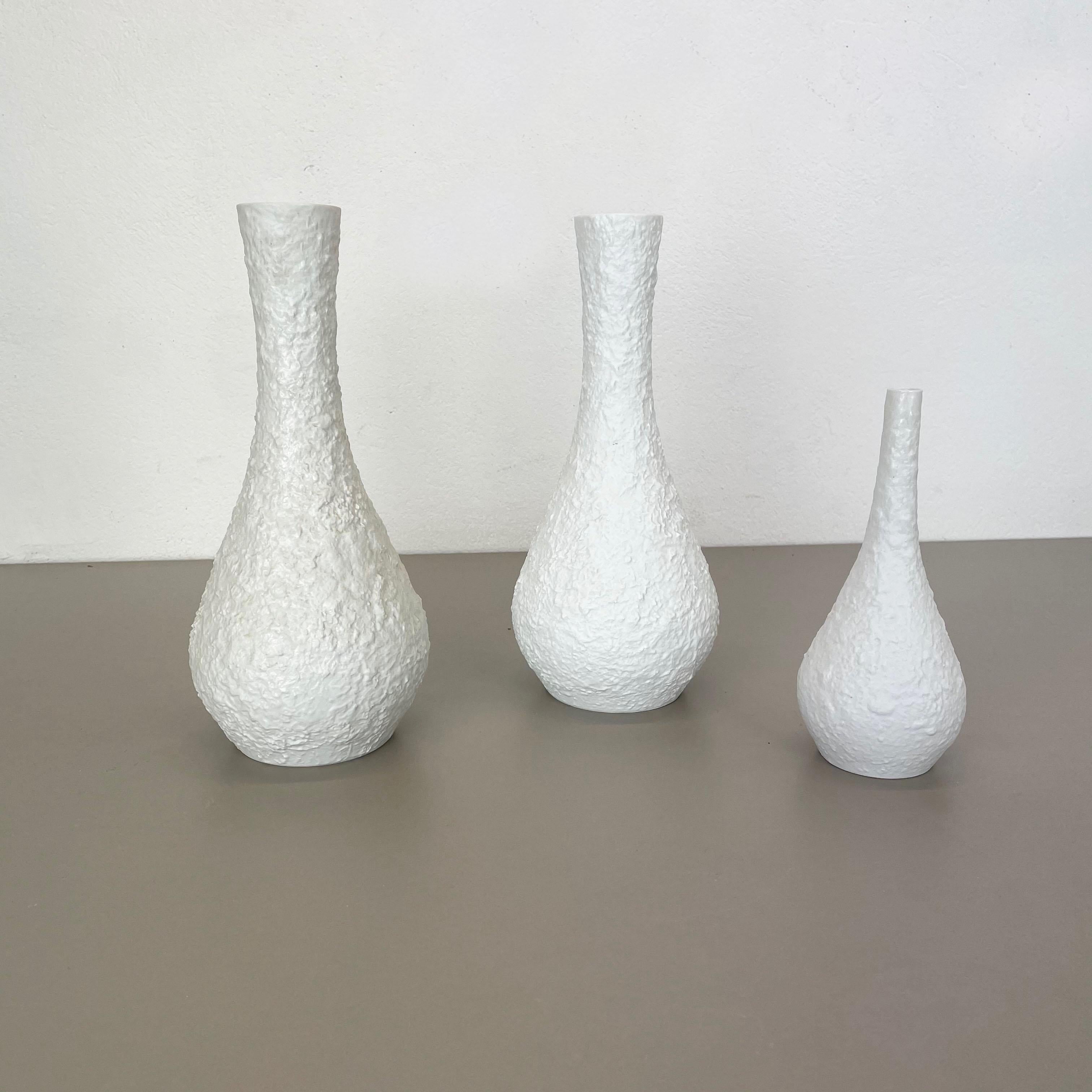 Mid-Century Modern Ensemble de 3 vases en porcelaine biscuit OP Art d'Edelstein, Bavière, Allemagne, 1970 en vente