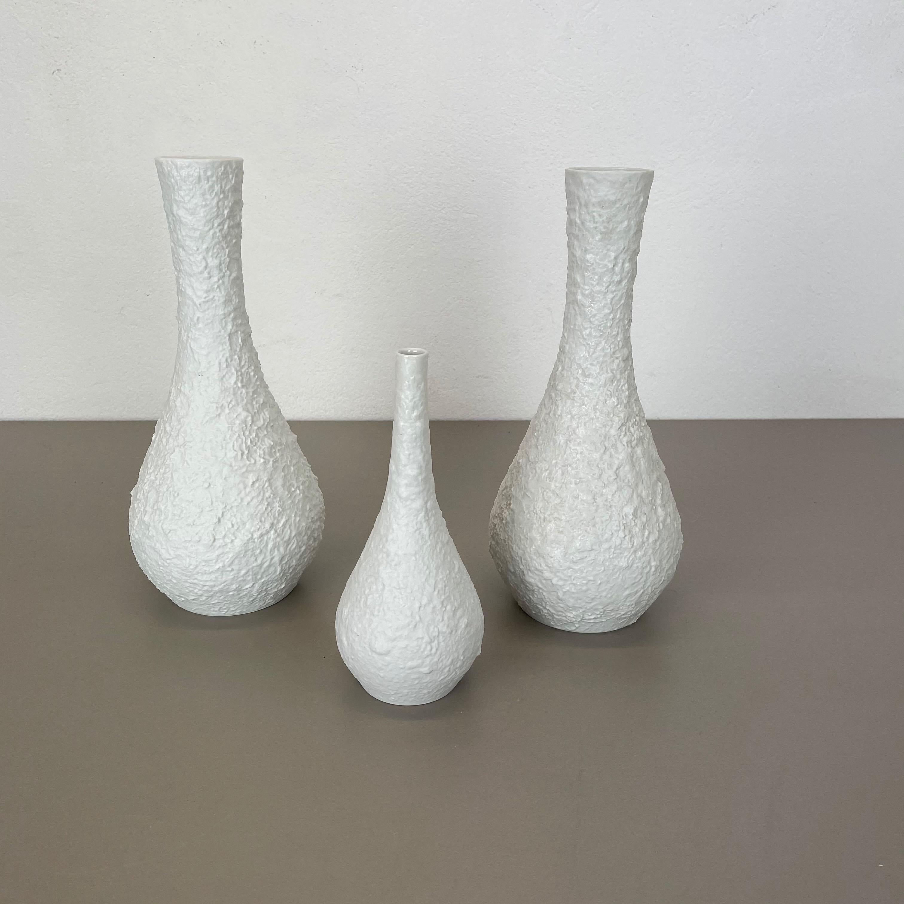 Allemand Ensemble de 3 vases en porcelaine biscuit OP Art d'Edelstein, Bavière, Allemagne, 1970 en vente