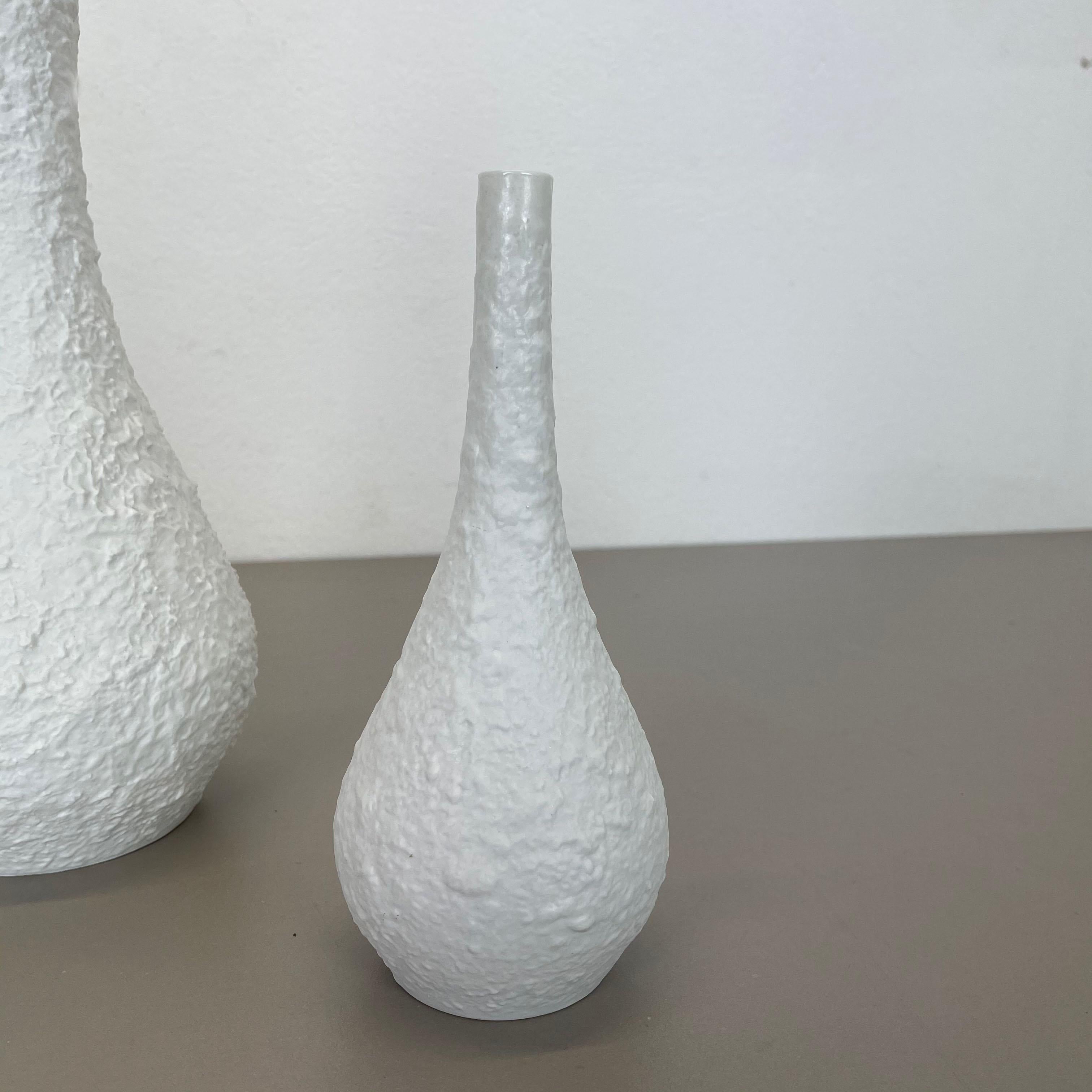 Ensemble de 3 vases en porcelaine biscuit OP Art d'Edelstein, Bavière, Allemagne, 1970 Bon état - En vente à Kirchlengern, DE