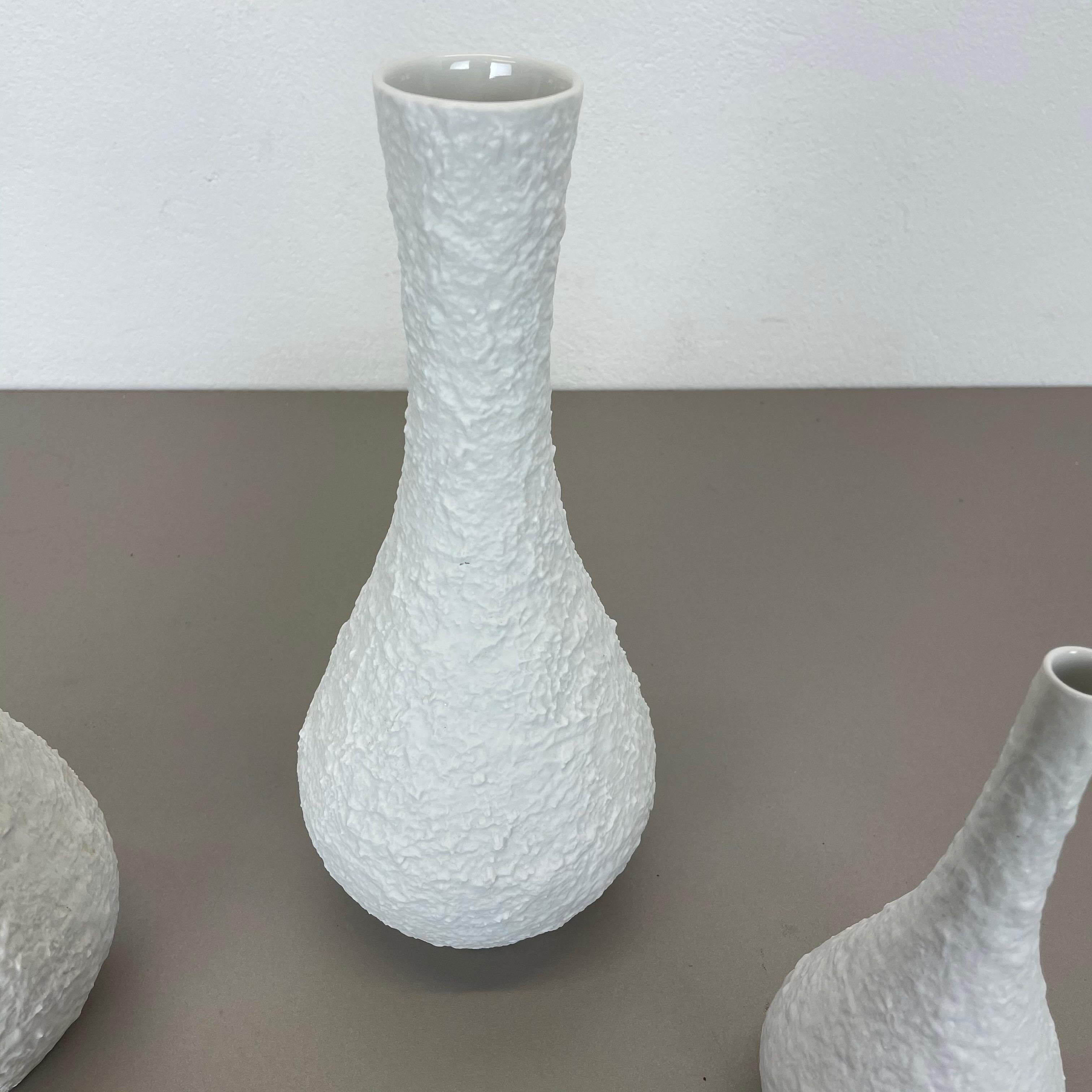 Porcelaine Ensemble de 3 vases en porcelaine biscuit OP Art d'Edelstein, Bavière, Allemagne, 1970 en vente