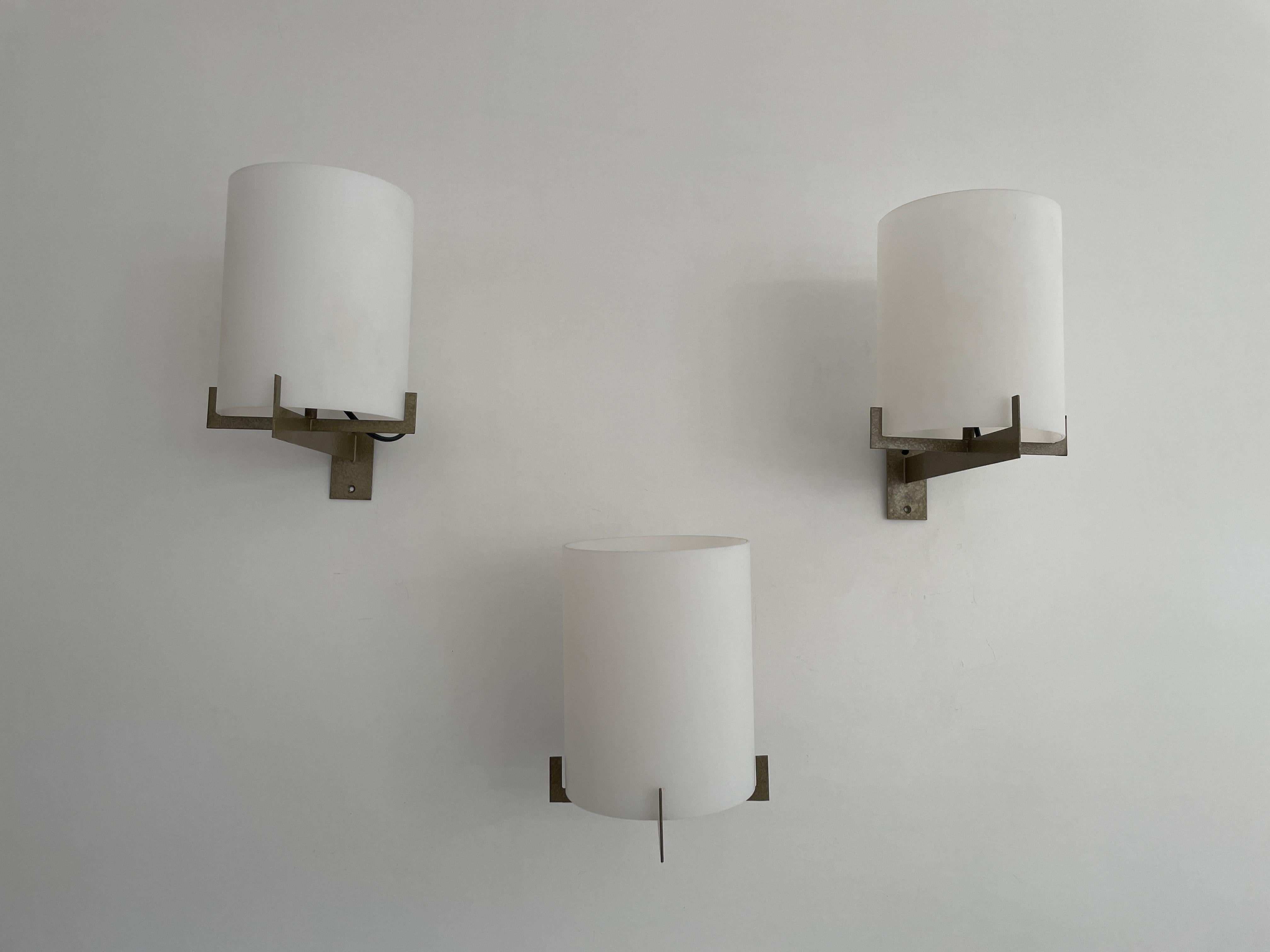 Juego de 3 apliques de cristal opalino de Ignazio Gardella para Azucena, años 50, Italia

Las lámparas están en muy buen estado vintage.
Ninguna grieta, ninguna pieza perdida.

Esta lámpara funciona con una bombilla E27. Máx. 100 W
Con cable y apto