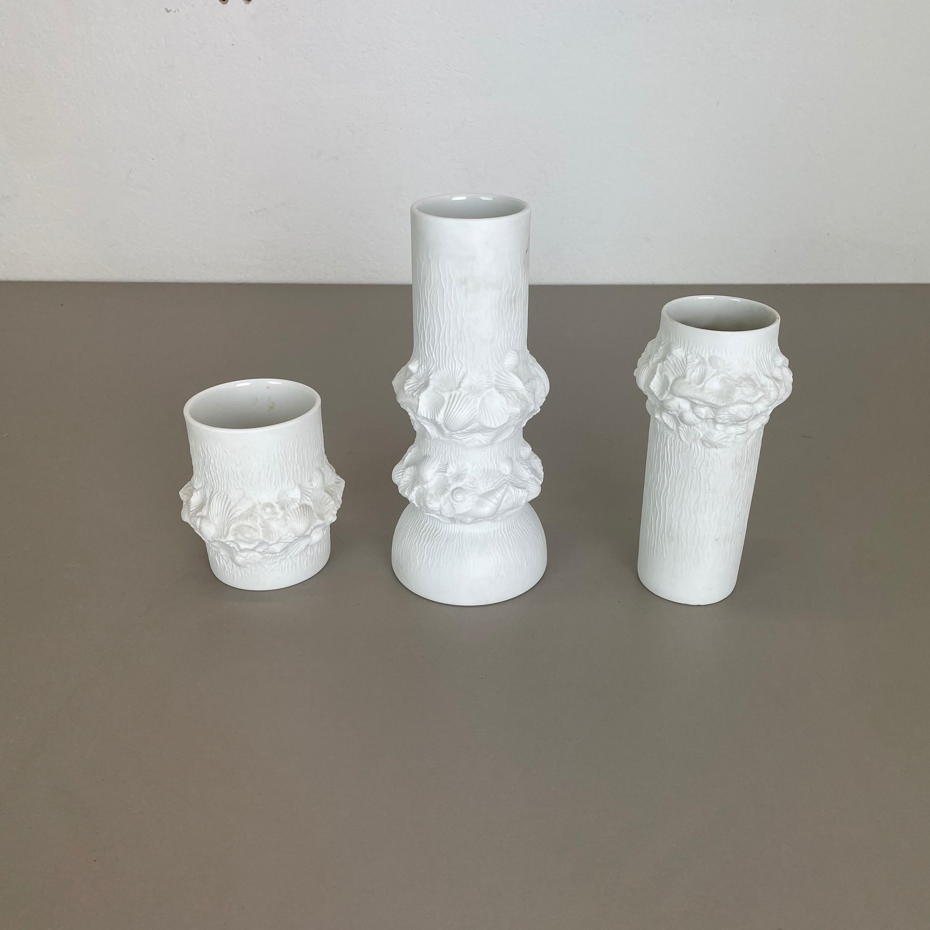 Article :

Op Art vase en porcelaine set of 3


Producteur :

AK Kaiser, Allemagne


Description :

Cet ensemble de vases vintage OP Art a été produit dans les années 1970 en Allemagne. Il est fait de porcelaine avec une surface optique