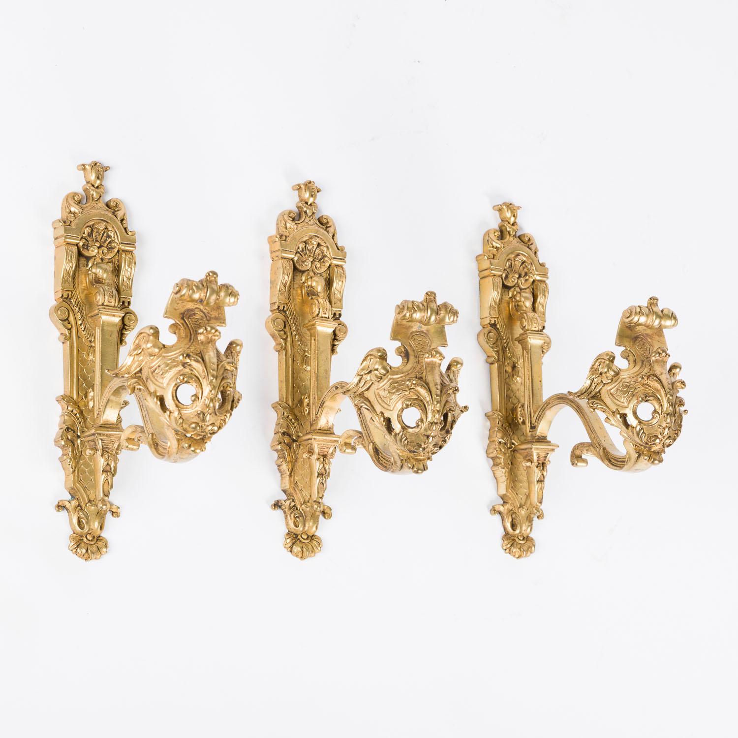 Set of 3 ornate gilt bronze curtain hooks in the Louis XV style For Sale 4