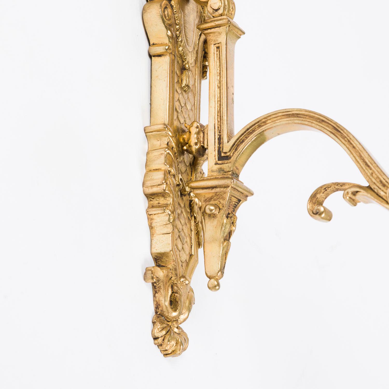 Ensemble de 3 crochets de rideaux en bronze doré ornés de style Louis XV en vente 1