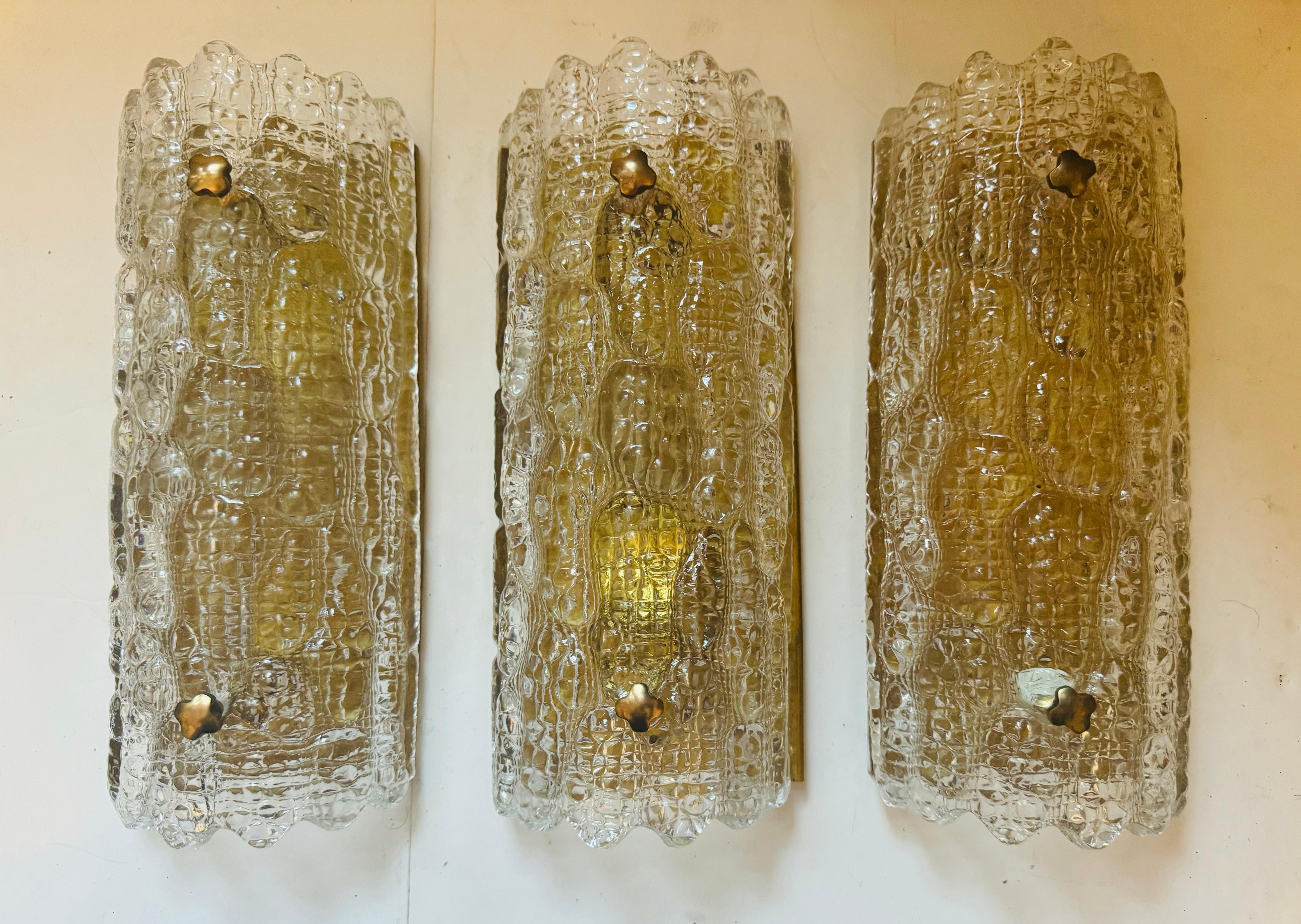Set di 3 lampade da parete di Carl Fagerlund per Orrefors in cristallo del 1960, in stile Mid Century svedese, con attacchi in ottone invecchiato X. Ricablato con prese a candelabro.