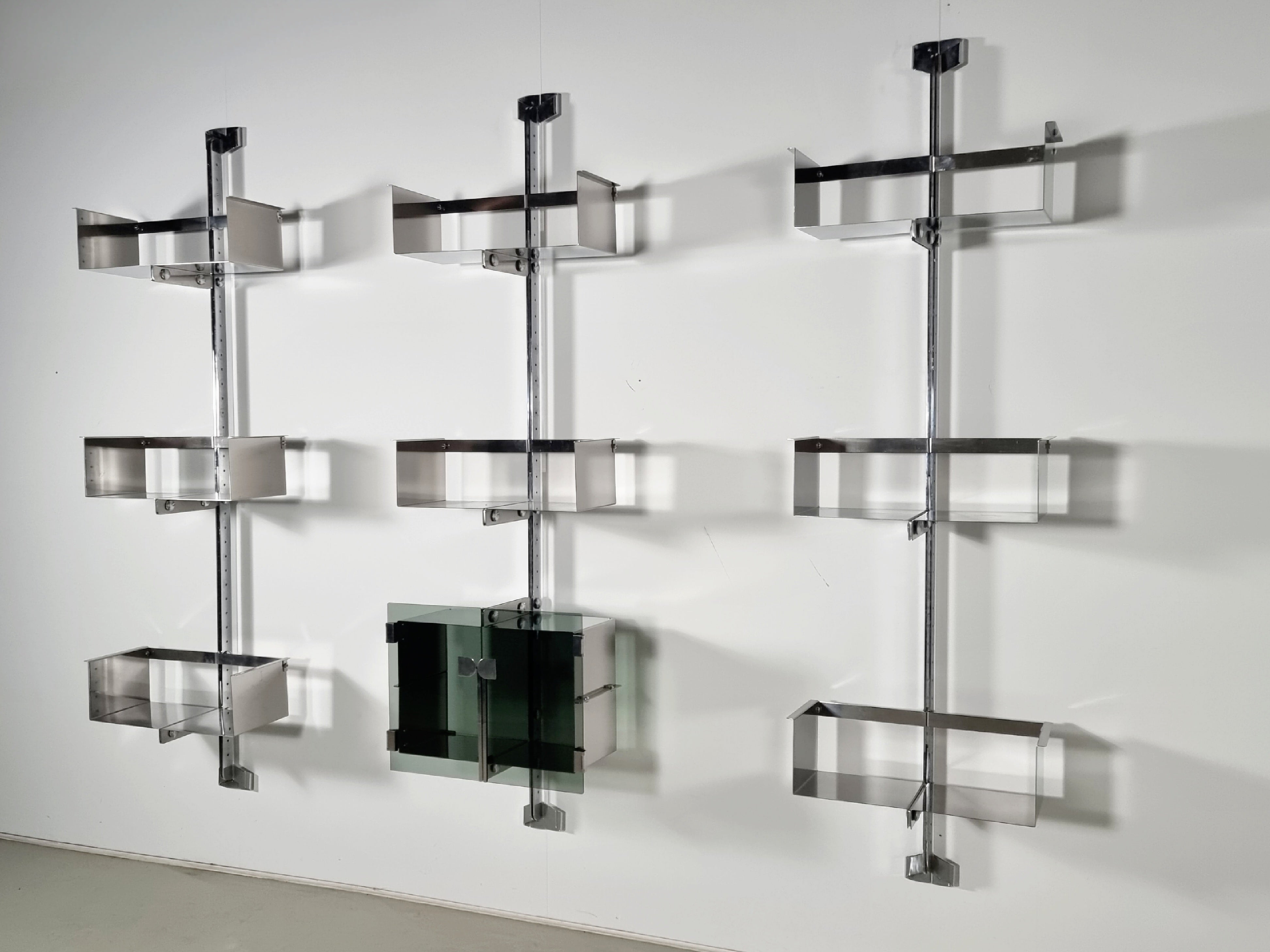 Extraordinary “P700 Proposal” modular wall-unit system by Vittorio Introini for Saporiti, Italy 1960s. The unit is made from chrome-plated steel. It features 9 shelves and 1 cabinet with smoked glass. You can also change the cabinet to a shelve. We
