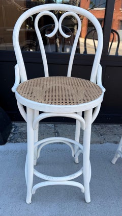 Juego de 3 taburetes de bar de madera curvada pintada con asientos de caña atribuido a Thonet 1960