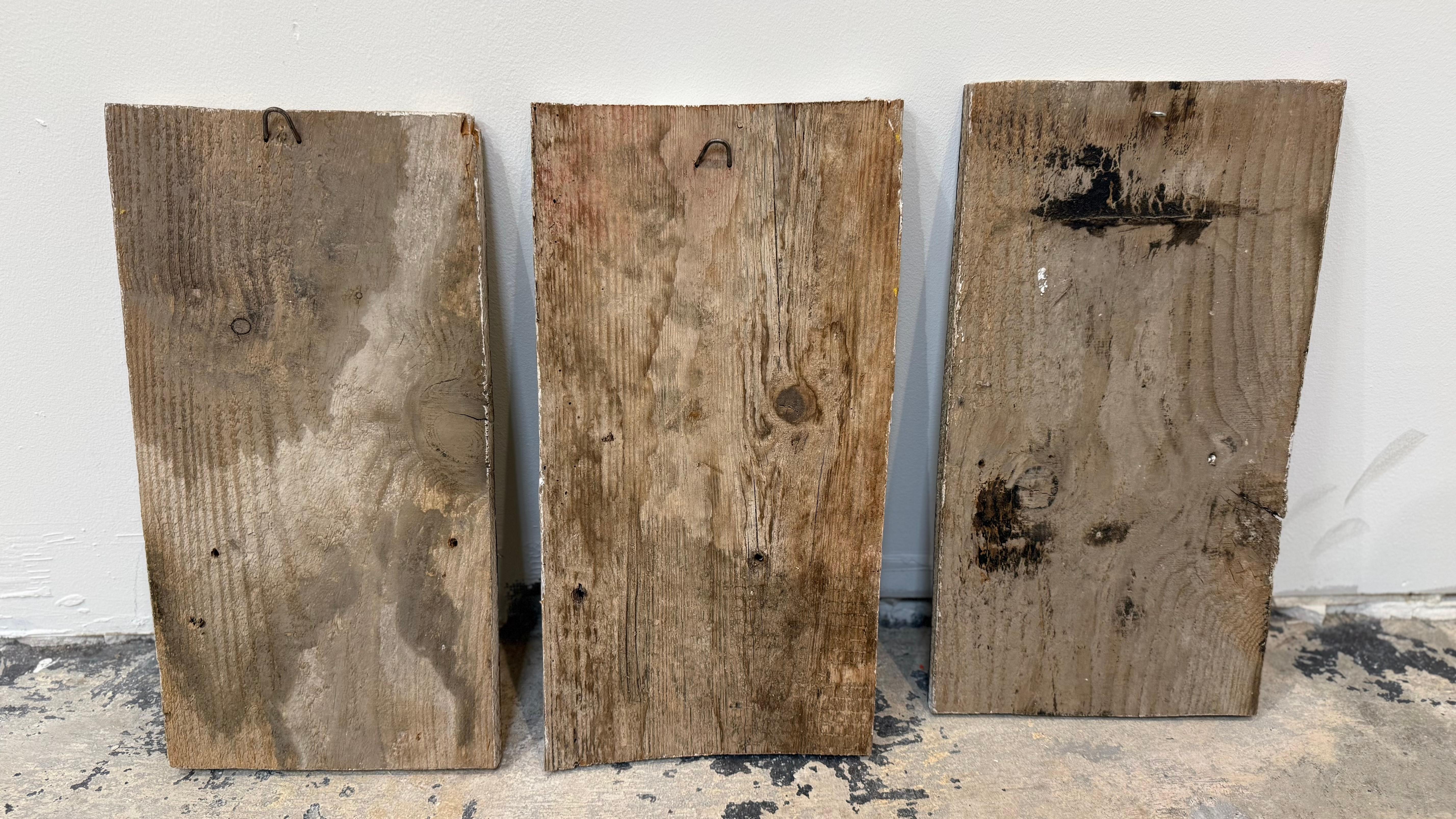 Satz von 3 bemalten Holztafeln mit Blumen/Töpferei im Angebot 1