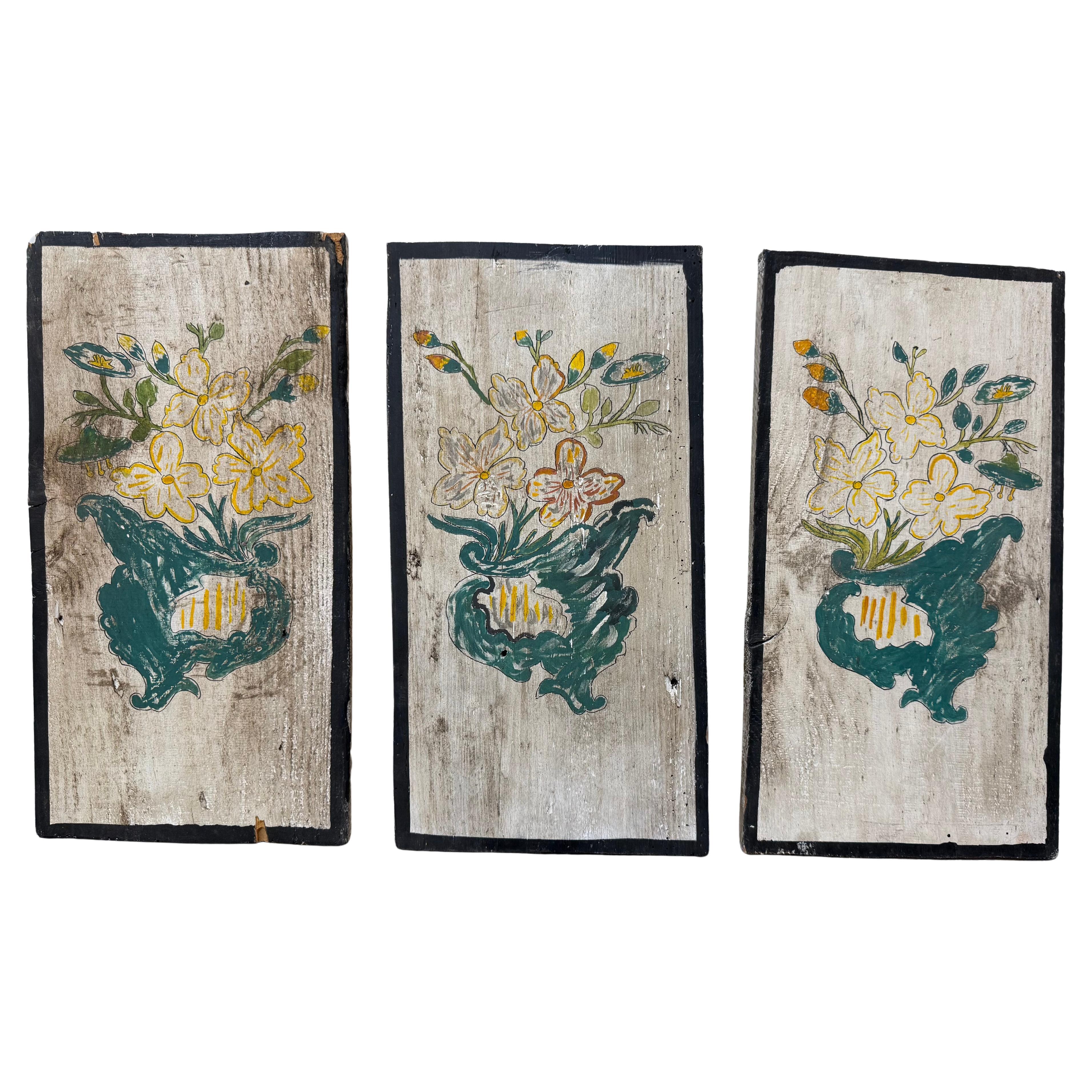 Satz von 3 bemalten Holztafeln mit Blumen/Töpferei im Angebot