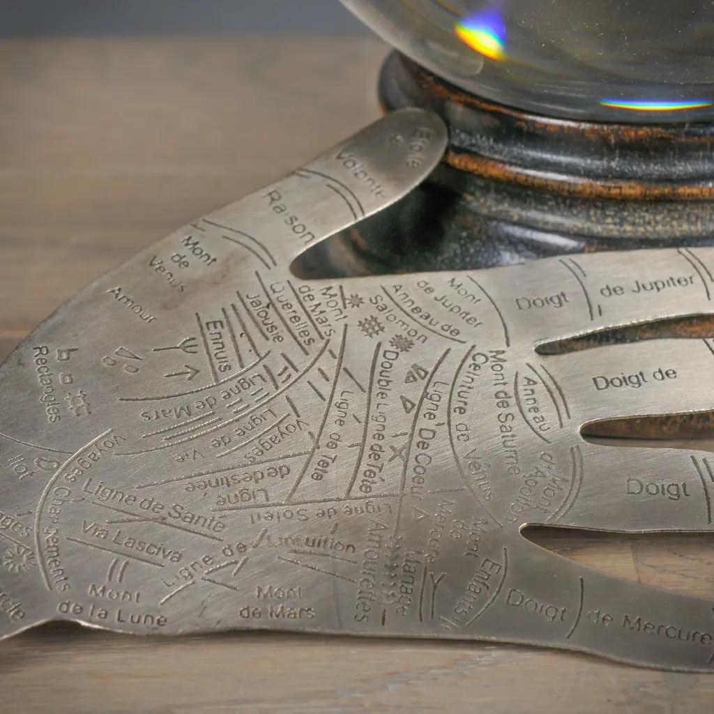 Découvrez ce set de trois mains de chiromancien inspiré du 19e siècle. Ces objets divinatoires décoratifs sont d'authentiques reproductions des mains utilisées par les cartomanciennes.

L'humanité a toujours été fascinée par l'art de la divination,