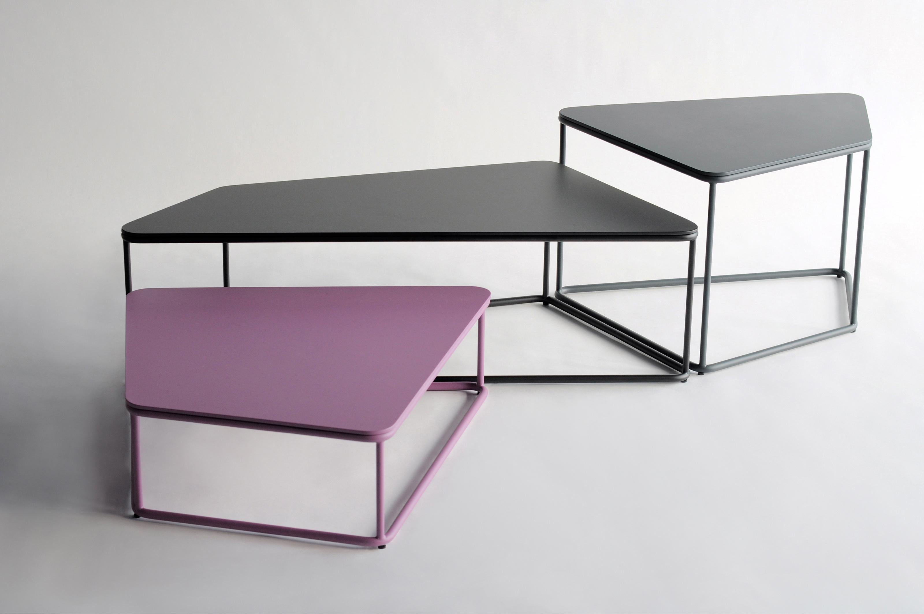 Ensemble de 3 tables Pangaea par Phase Design
Dimensions : P 85,7 x L 129,5 x H 40,6 cm. 
Matériaux : Acier peint par poudrage.

Barres et plaques d'acier massif. L'acier est disponible en blanc brillant ou plat, en noir, en gris, en violet ou en