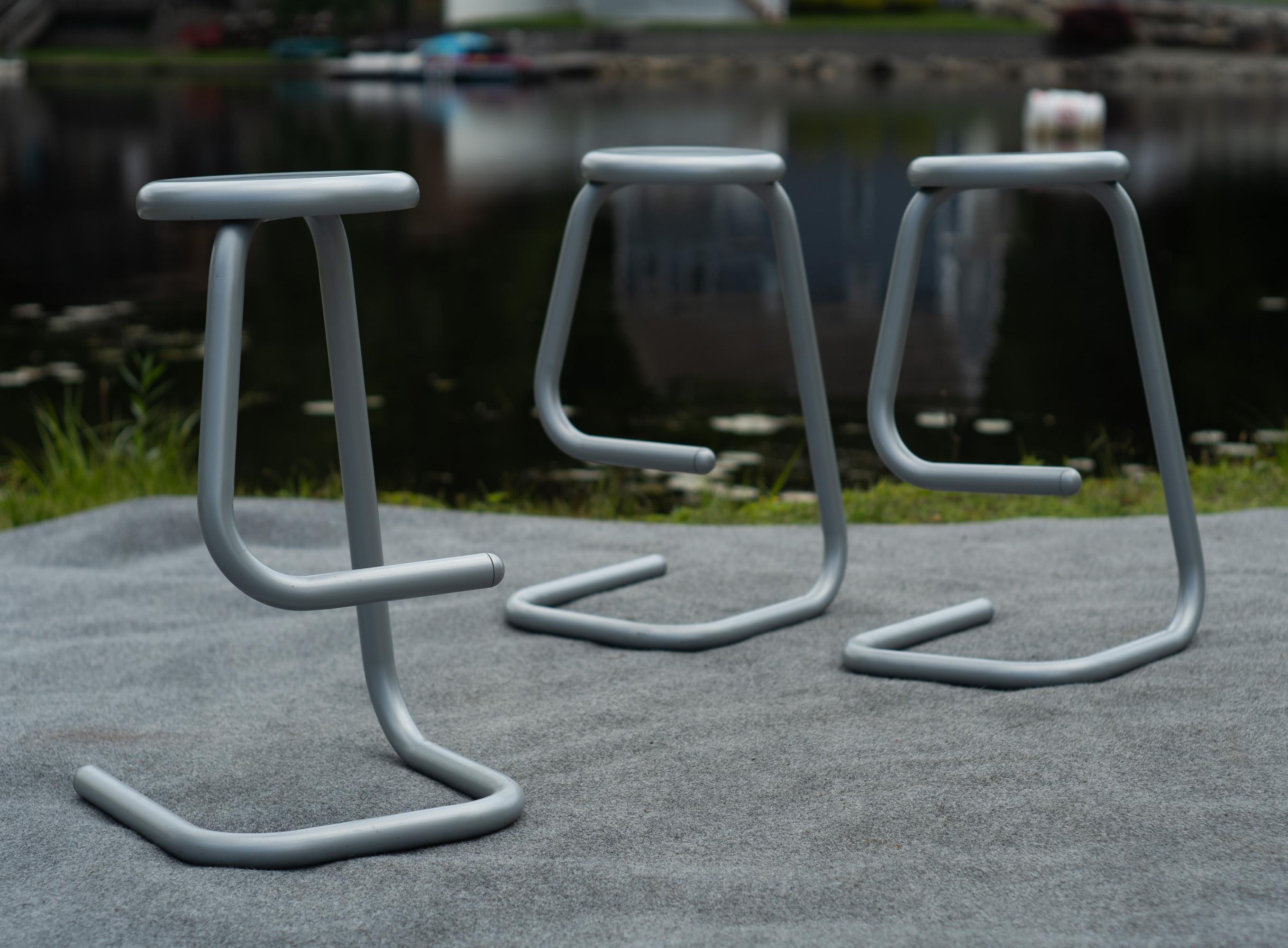Set di 3 sgabelli da bar Paperclip modello 'K700' di Kinetics in smalto grigio in vendita 2