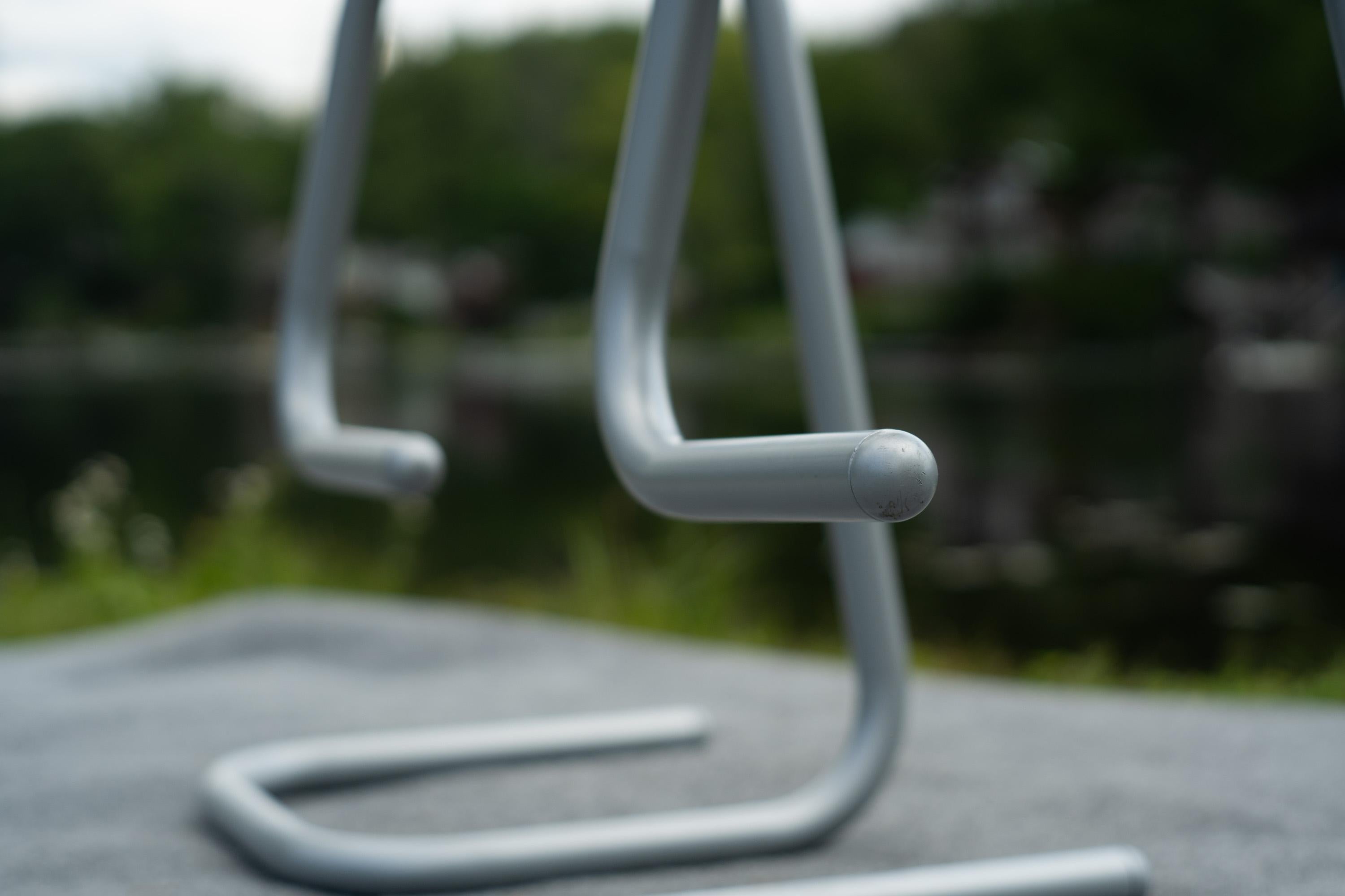 Set di 3 sgabelli da bar Paperclip modello 'K700' di Kinetics in smalto grigio in vendita 7
