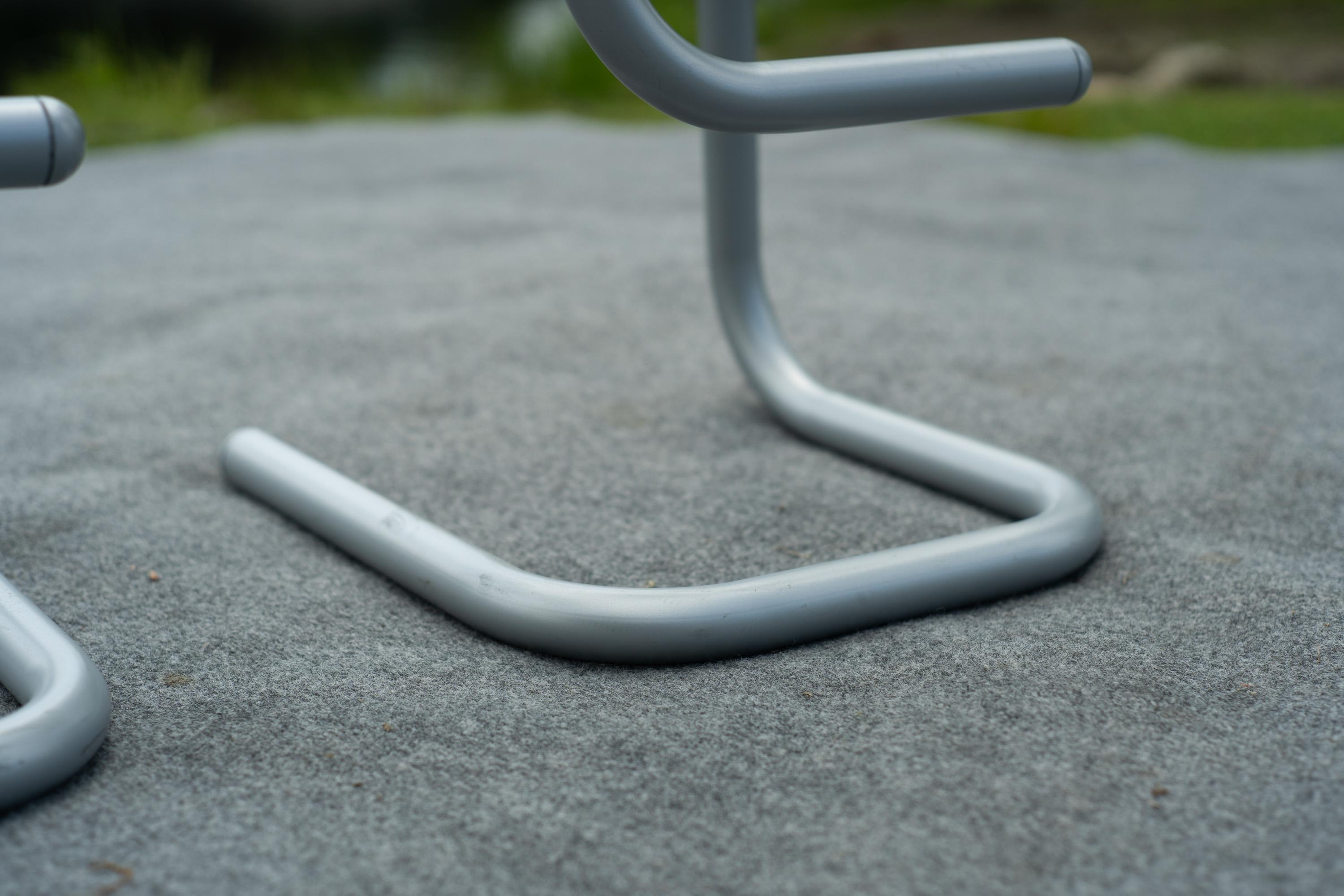 Set di 3 sgabelli da bar Paperclip modello 'K700' di Kinetics in smalto grigio in vendita 8