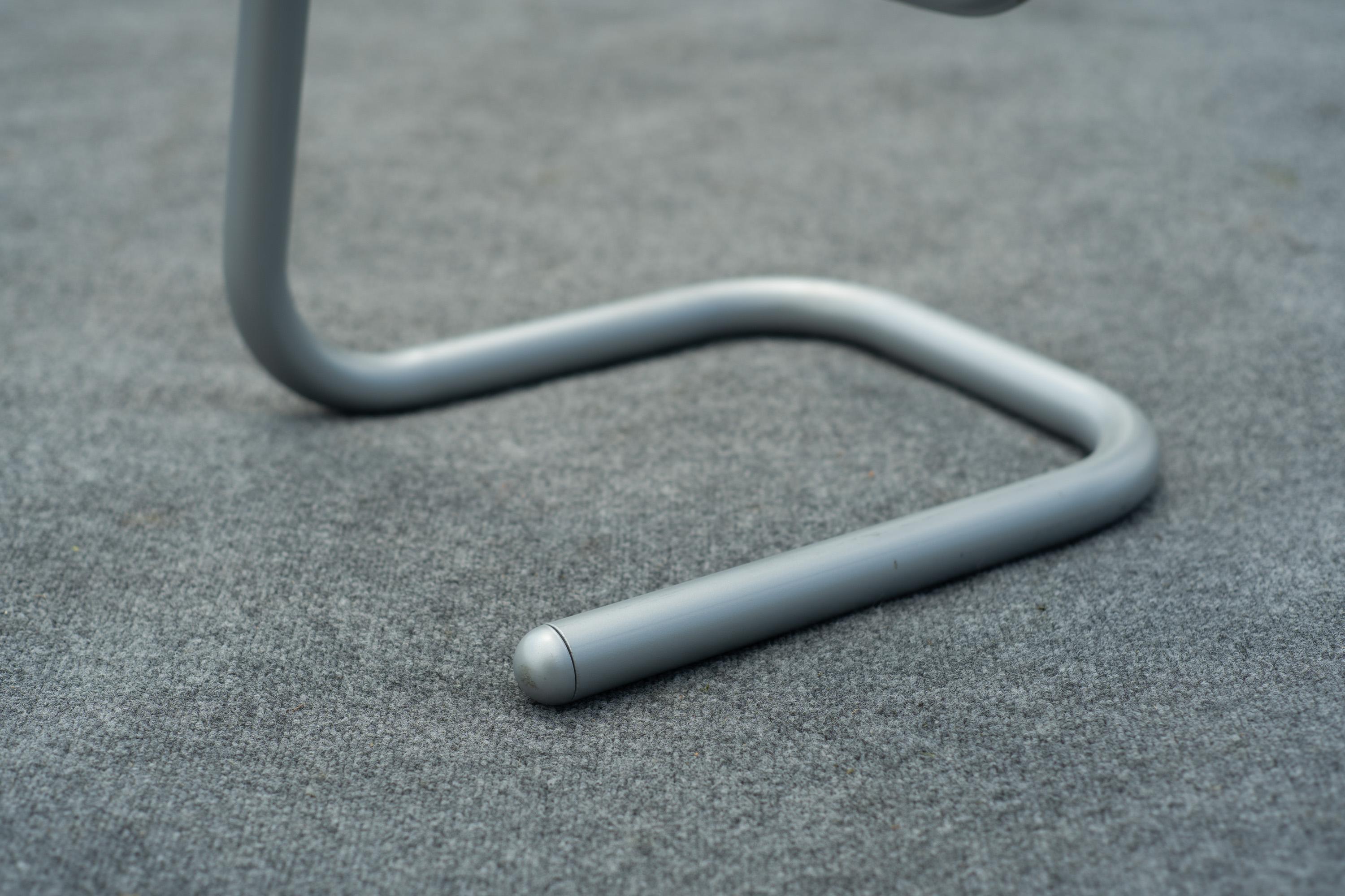 Set di 3 sgabelli da bar Paperclip modello 'K700' di Kinetics in smalto grigio in vendita 9