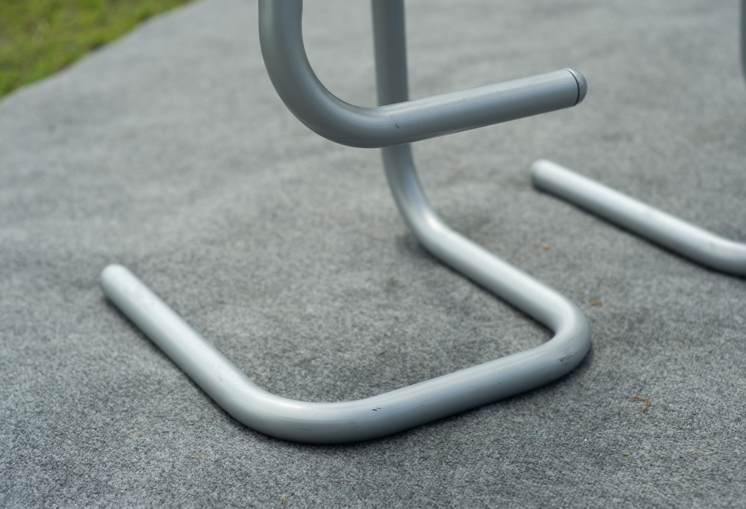 Set di 3 sgabelli da bar Paperclip modello 'K700' di Kinetics in smalto grigio in vendita 10