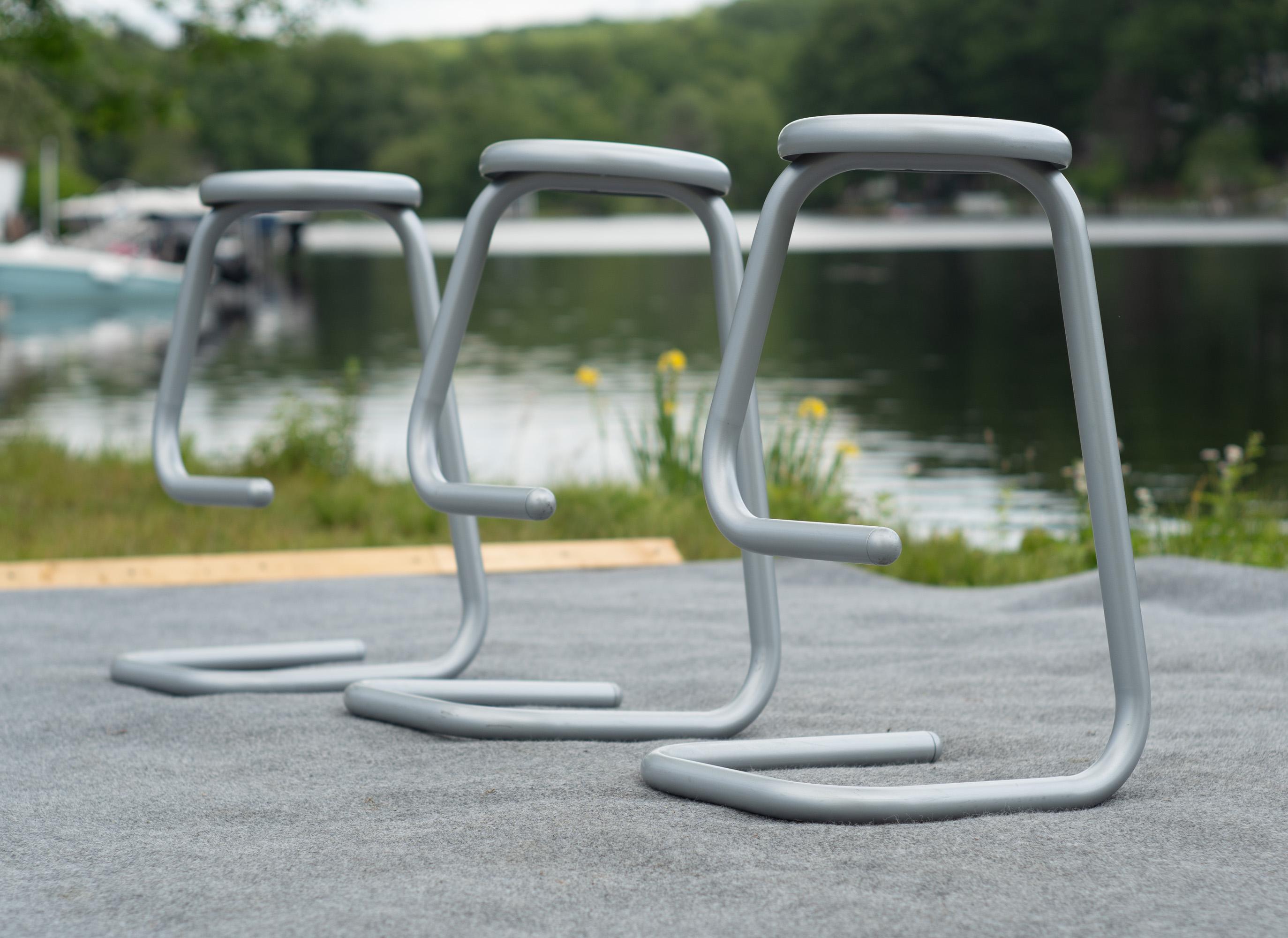 Mid-Century moderno Set di 3 sgabelli da bar Paperclip modello 'K700' di Kinetics in smalto grigio in vendita