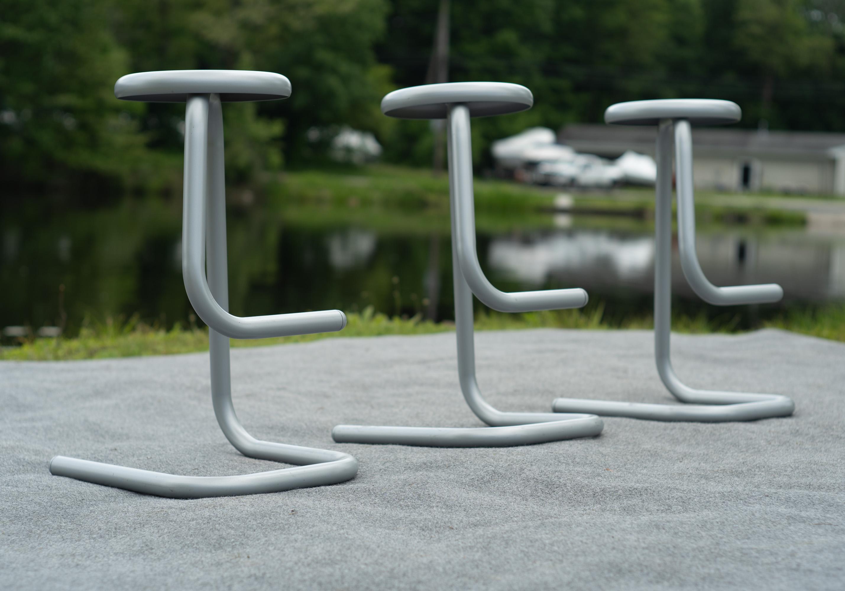Canadese Set di 3 sgabelli da bar Paperclip modello 'K700' di Kinetics in smalto grigio in vendita