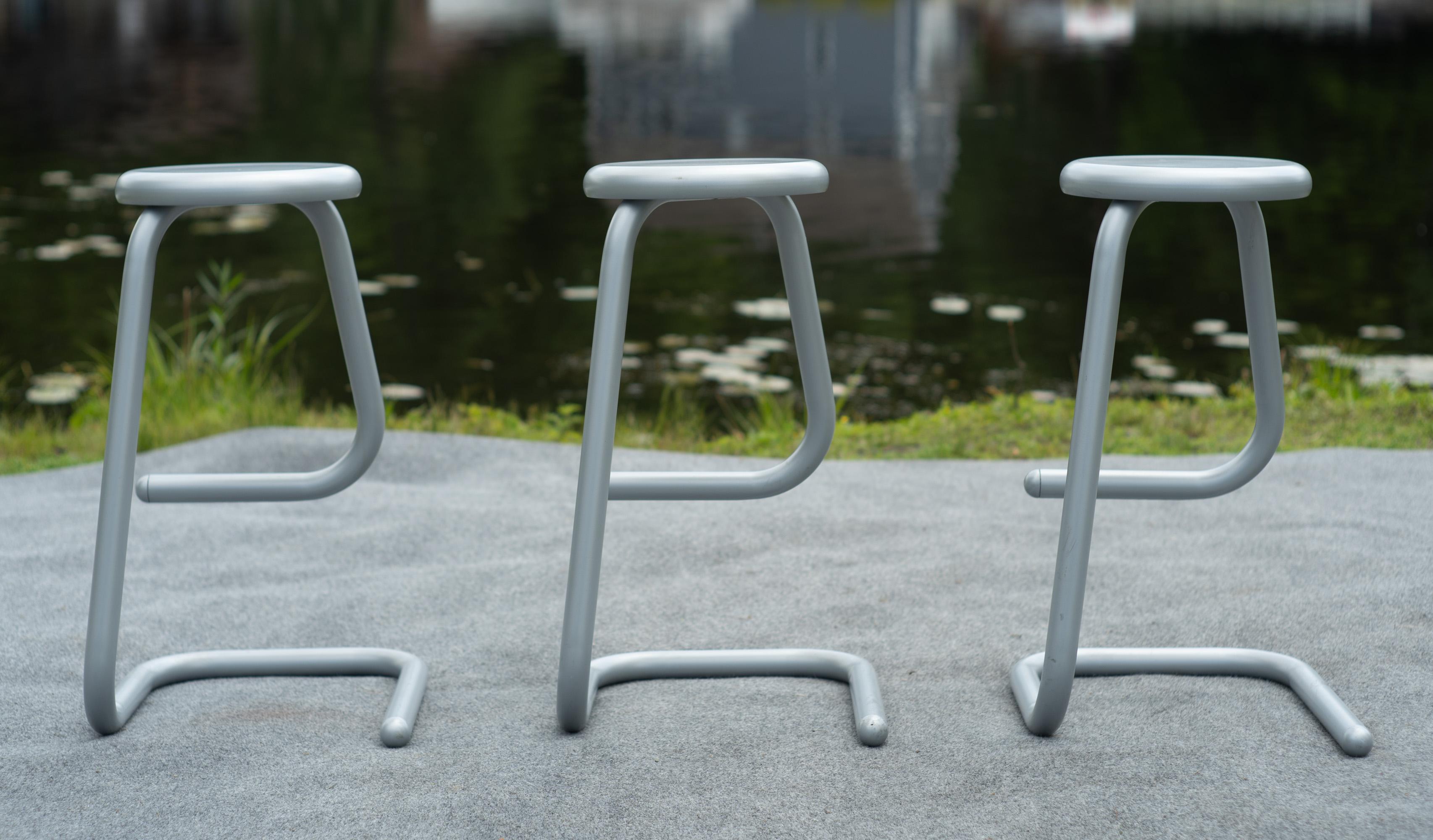 Set di 3 sgabelli da bar Paperclip modello 'K700' di Kinetics in smalto grigio In condizioni buone in vendita a Philadelphia, PA