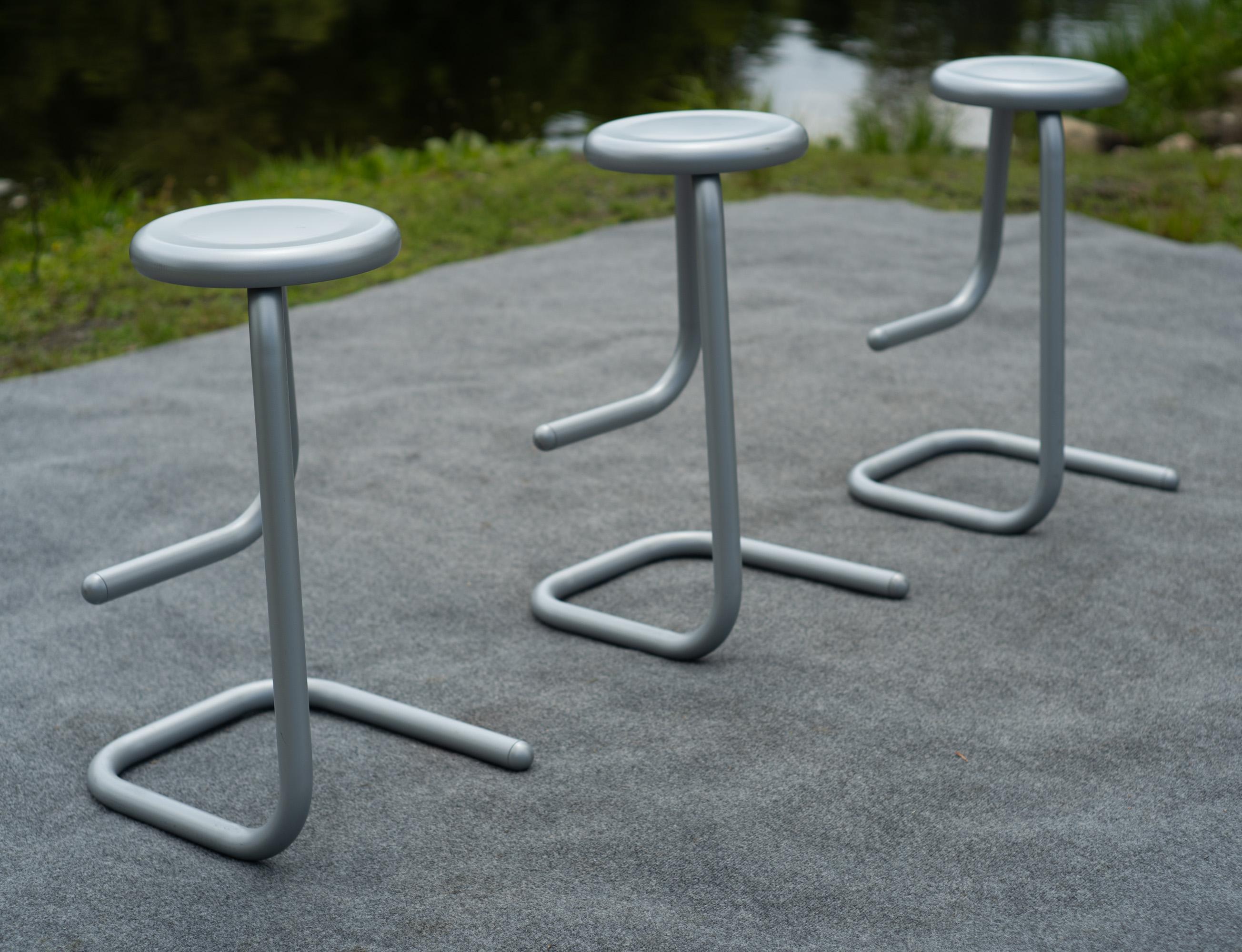 Set di 3 sgabelli da bar Paperclip modello 'K700' di Kinetics in smalto grigio in vendita 1