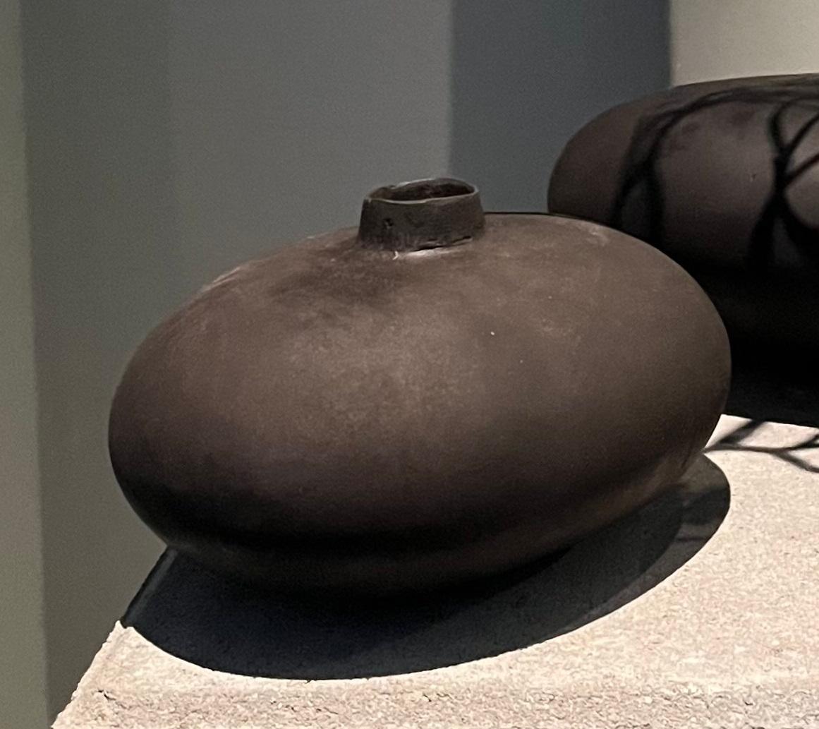 Postmoderne Ensemble de 3 objets en bronze patiné 01 d'Herma de Wit en vente