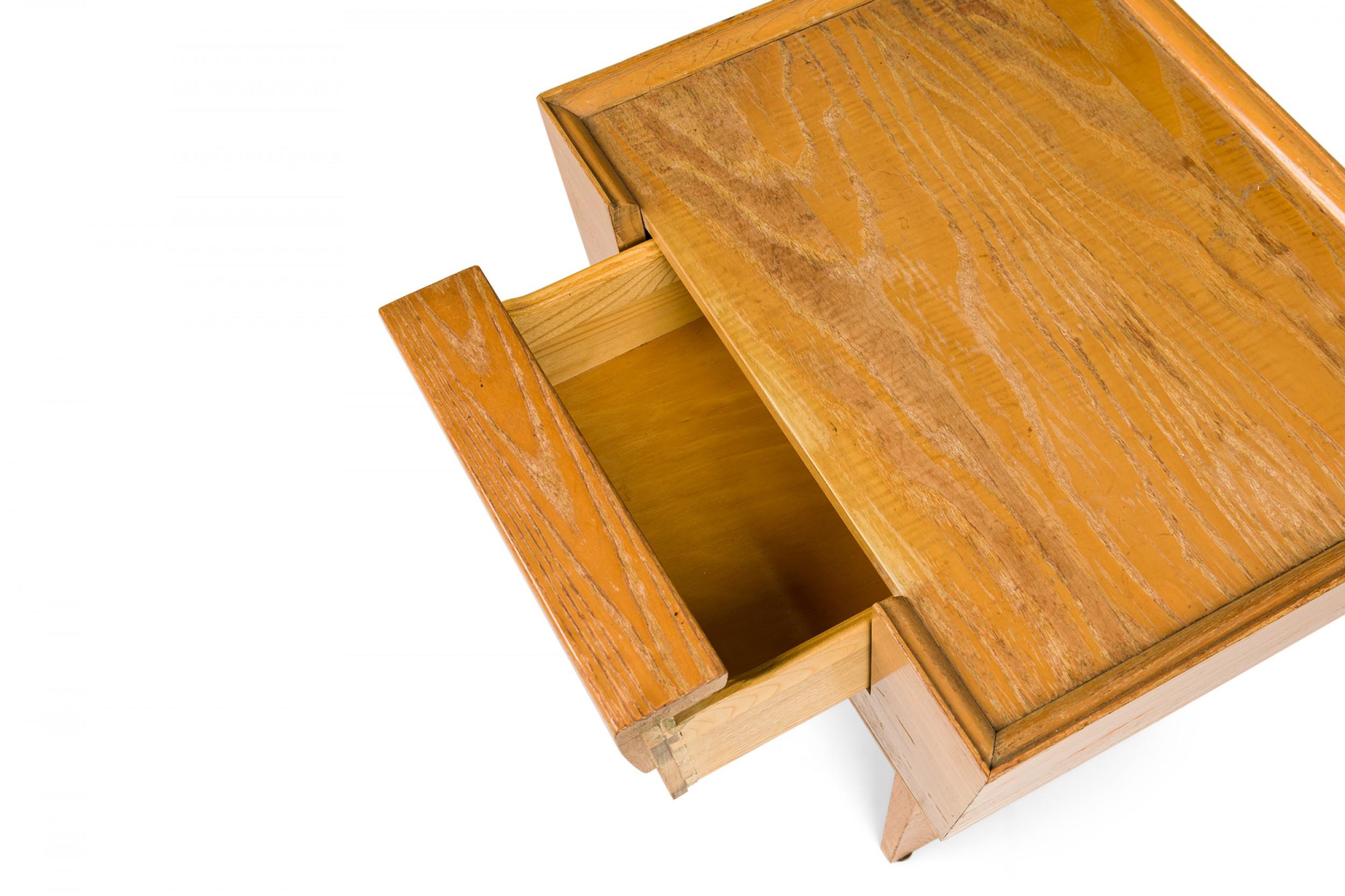 Ensemble de 3 tables de nuit trapézoïdales en bois du milieu du siècle Paul Laszlo pour Brown Saltman en vente 5