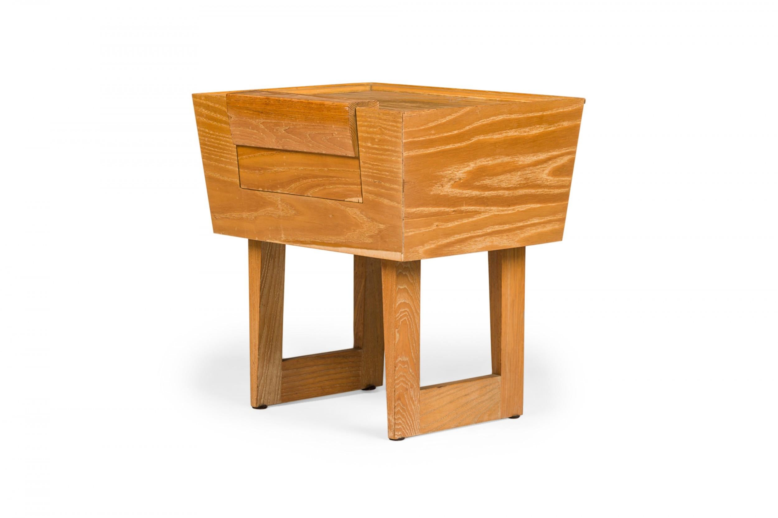 Mid-Century Modern Ensemble de 3 tables de nuit trapézoïdales en bois du milieu du siècle Paul Laszlo pour Brown Saltman en vente
