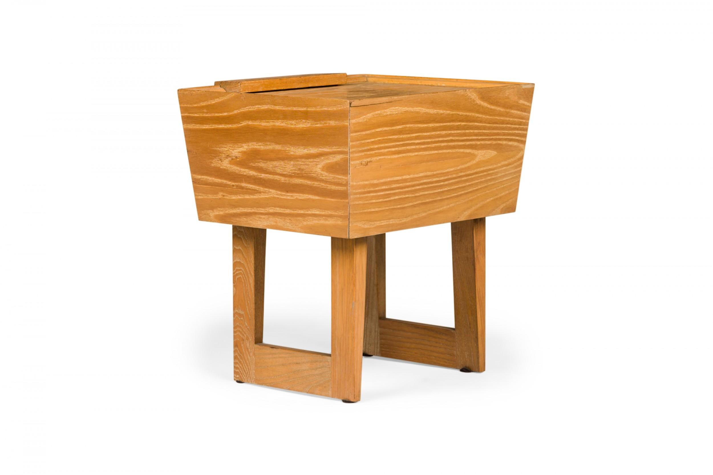 Satz von 3 Paul Laszlo für Brown Saltman Trapezförmigem Nachttisch aus Holz aus der Mitte des Jahrhunderts im Zustand „Gut“ im Angebot in New York, NY