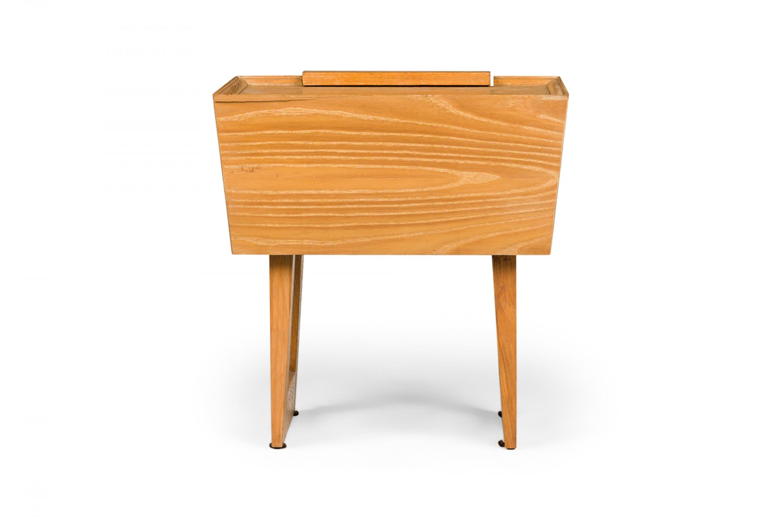 20ième siècle Ensemble de 3 tables de nuit trapézoïdales en bois du milieu du siècle Paul Laszlo pour Brown Saltman en vente