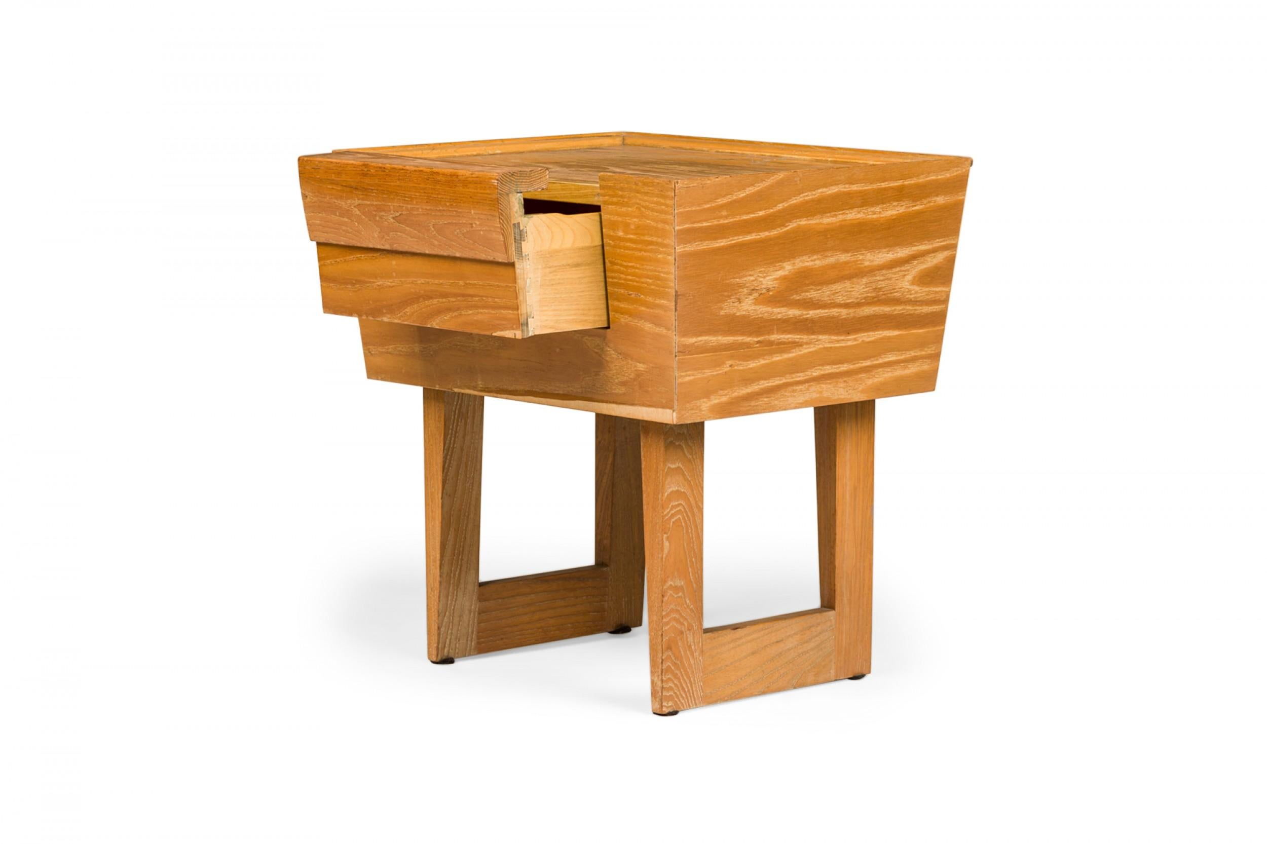 Satz von 3 Paul Laszlo für Brown Saltman Trapezförmigem Nachttisch aus Holz aus der Mitte des Jahrhunderts im Angebot 1