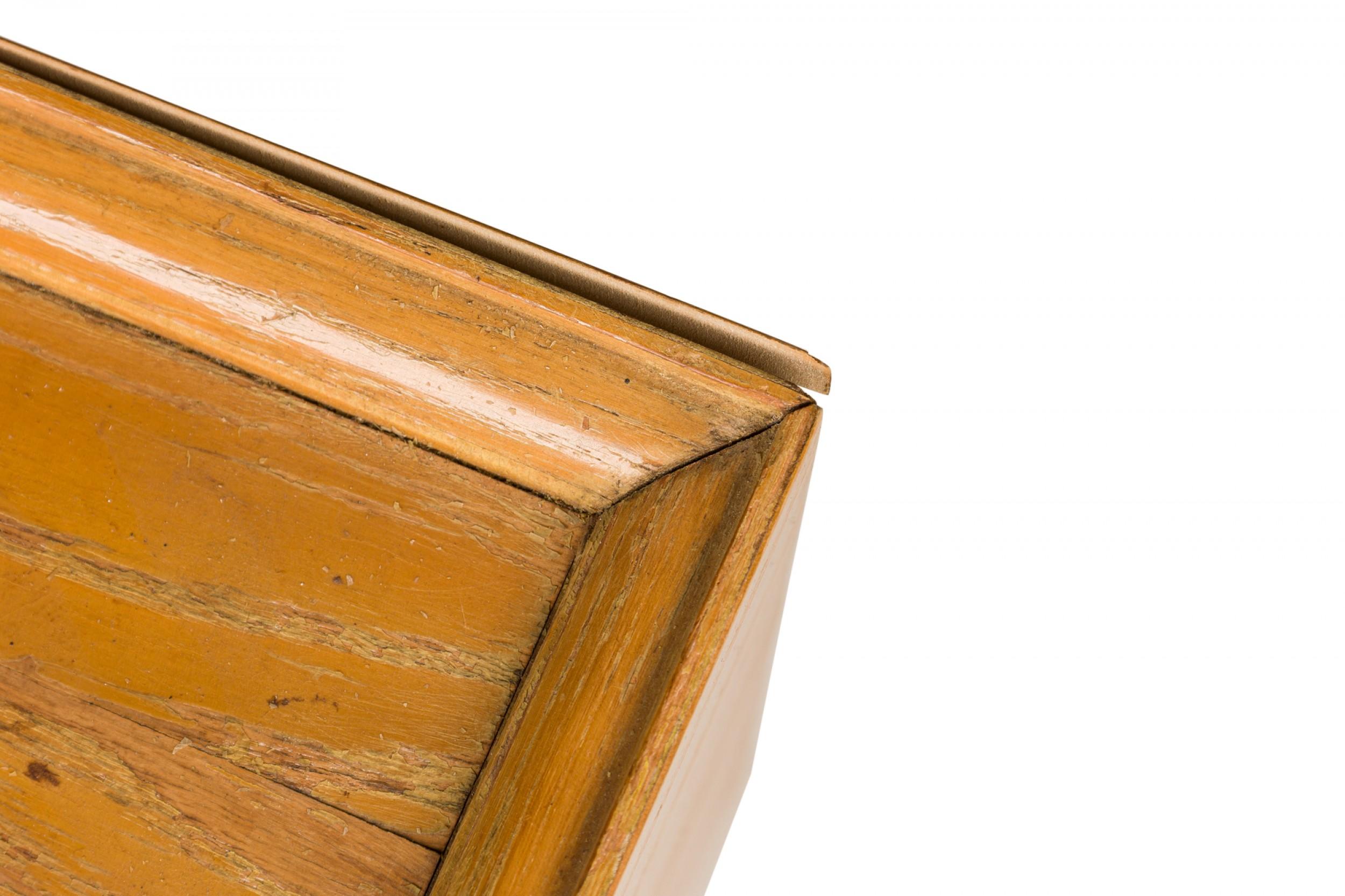 Ensemble de 3 tables de nuit trapézoïdales en bois du milieu du siècle Paul Laszlo pour Brown Saltman en vente 1