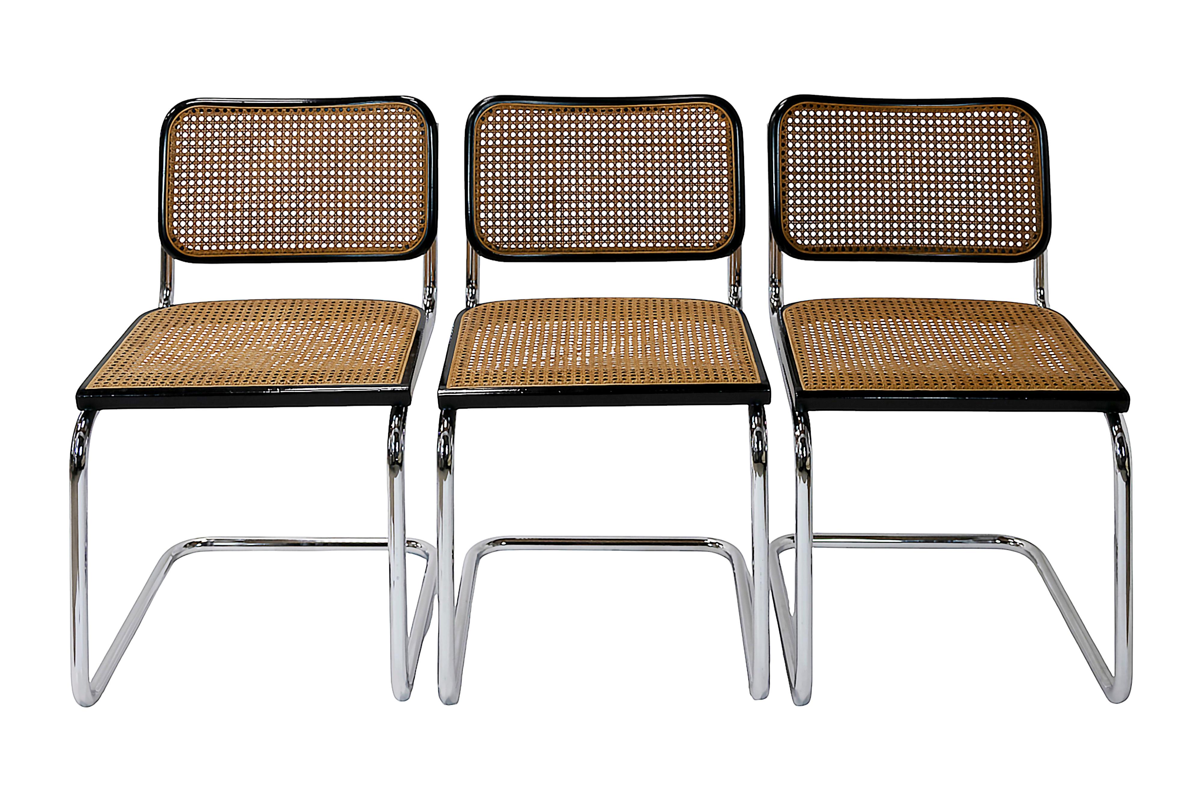 Satz von 3 Stücken Cesca Stühle entworfen von Marcel Breuer in 1928's.
Produktion ca. 1970-80er Jahre
Diese Stühle sind aus verchromten Rohren und Sitz und Rückenlehne aus geflochtenem Rattan gefertigt.
Jeder Stuhl ist mit einem Gavina Label