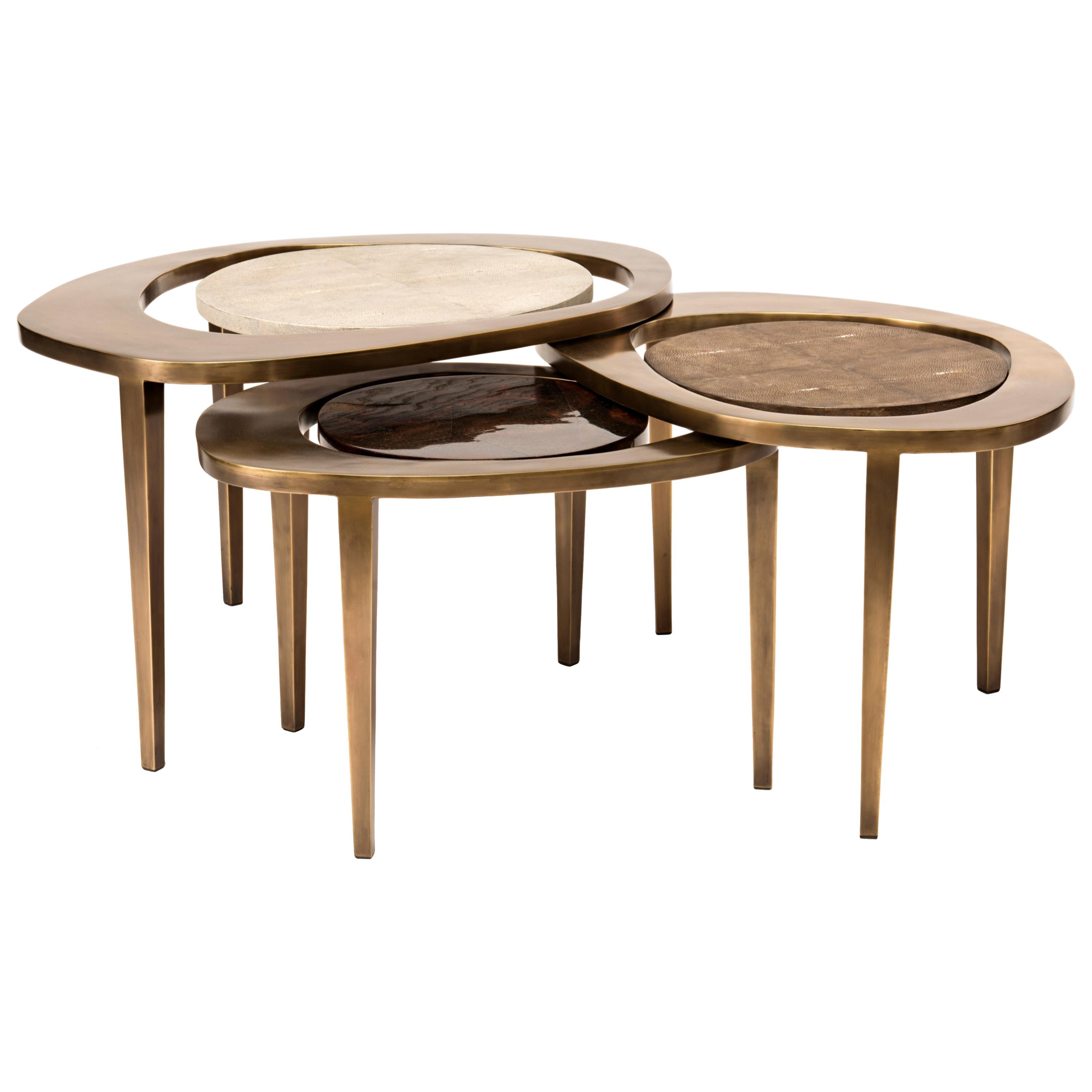 Laiton Ensemble de 3 tables d'appoint gigognes en galuchat, coquillage et laiton de R&Y Augousti en vente