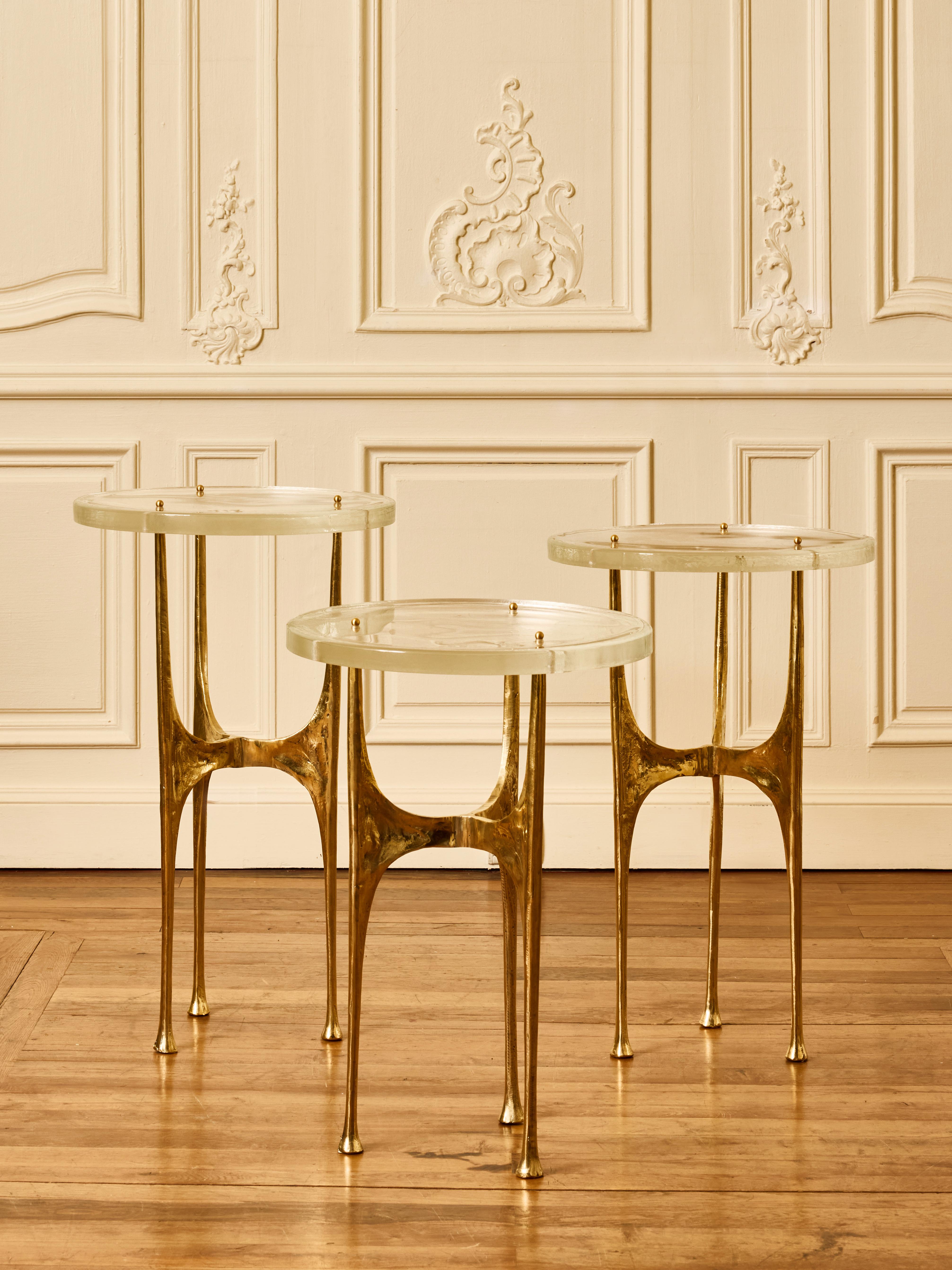 Set of 3 pedestals in gilt bronze and Murano glass tops.
Creation by Studio Glustin.
Italy, 2025.

Dimensions:
- Diam 40 x H 68cm
- Diam 40 x H 63cm
- Diam 40 x H 58 cm