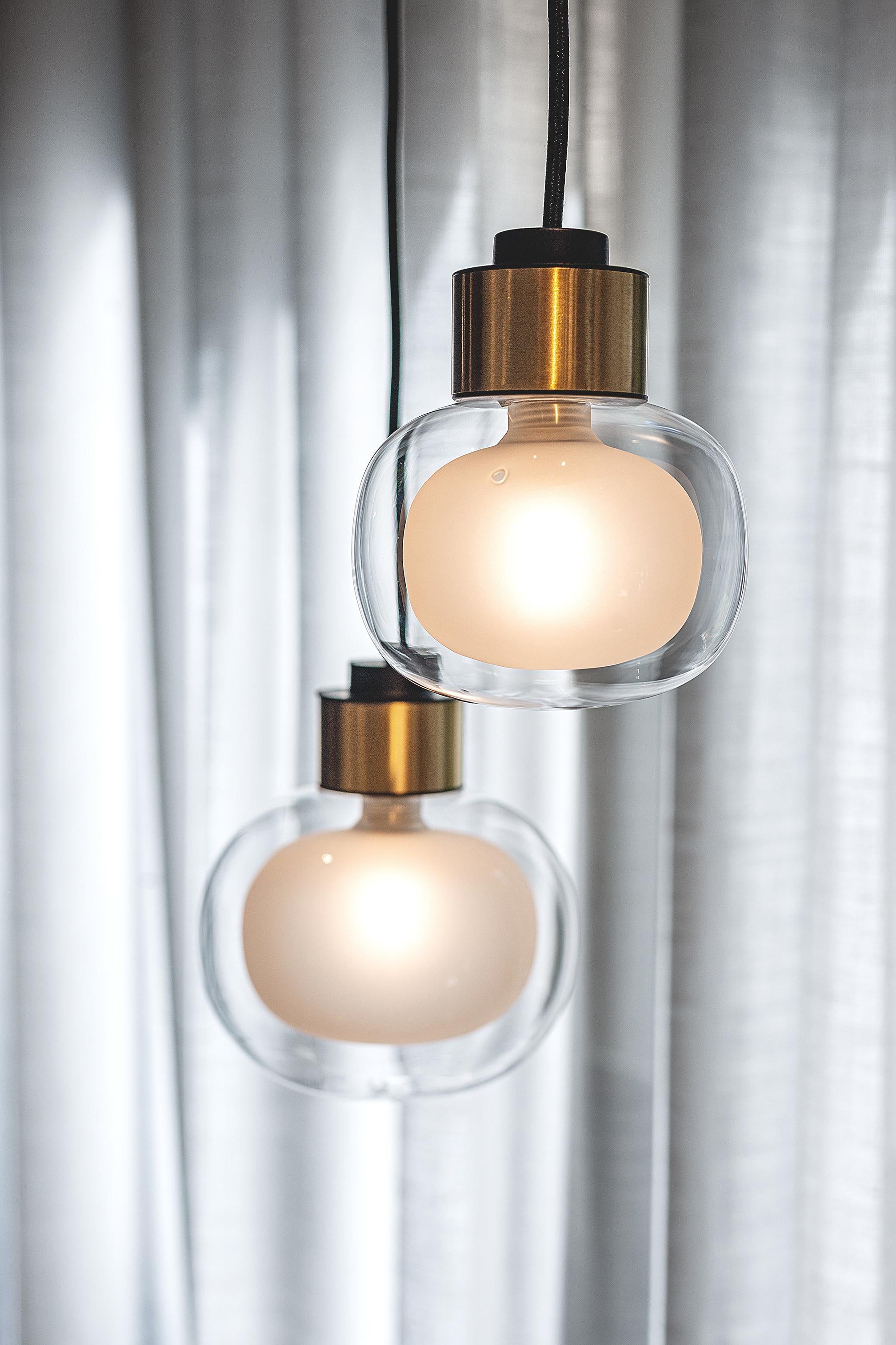 3 pendant lamps Nabila 552.21 by Corrado Dotti x TOOY
UL Listed 

Model shown:
Finish: Brushed brass
Color: Clear glass
Canopy: Ø 13 cm

Bulb compliance : G9 220/240V 3W Compliant with USA electric system


cable length 150 cm

50s inspired
