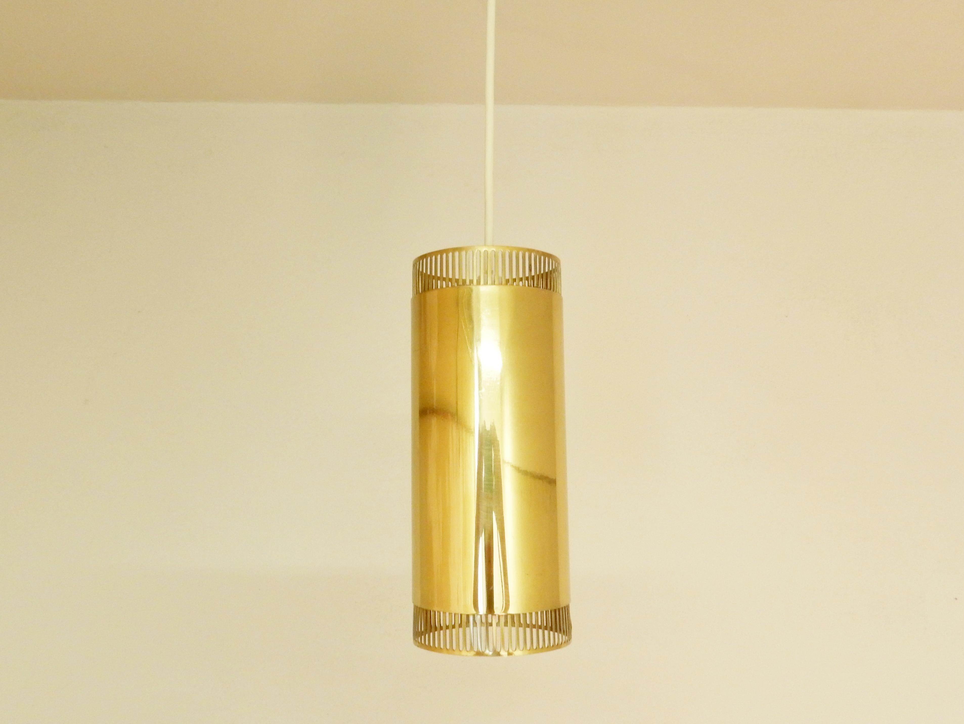 Questo set di lampade a sospensione identiche è realizzato in ottone massiccio. Tutti e tre sono identici e in ottime condizioni, con alcuni piccoli segni dell'età e dell'uso. Anche queste lampade sono attribuite a Boréns. Queste lampade sono state