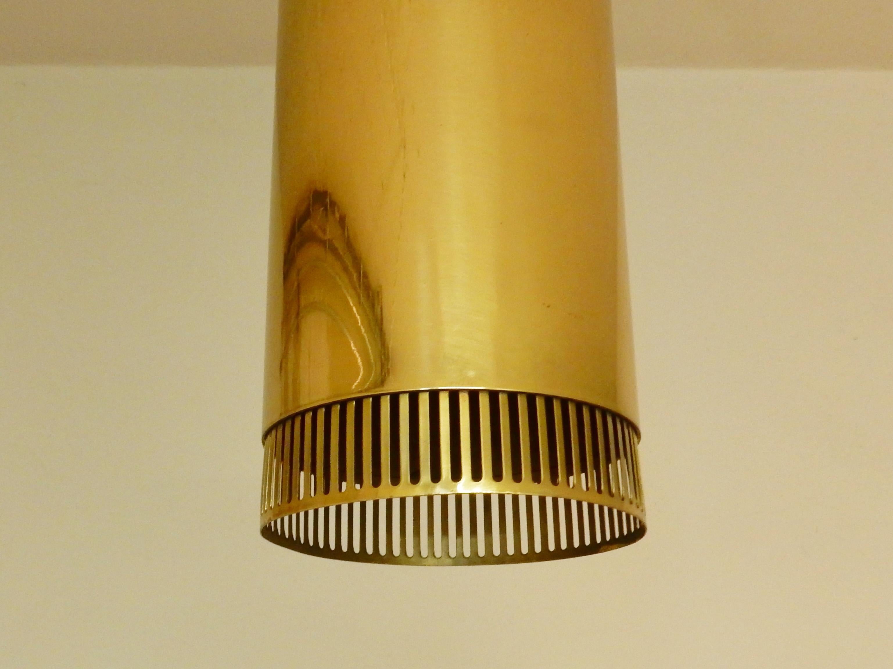 Mid-Century moderno Set di 3 lampade a sospensione cilindriche in ottone perforato, Svezia anni '60 in vendita
