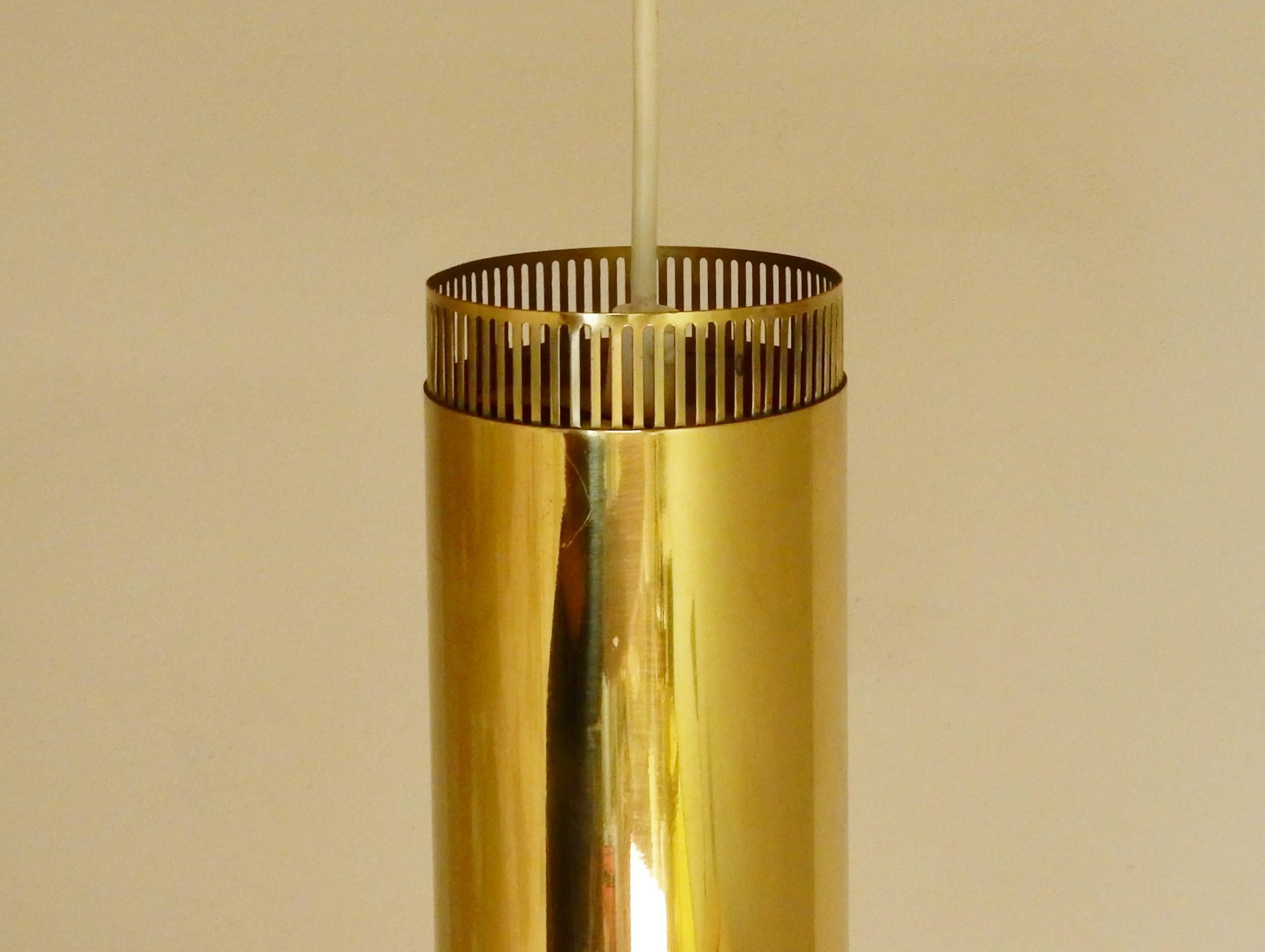 Svedese Set di 3 lampade a sospensione cilindriche in ottone perforato, Svezia anni '60 in vendita