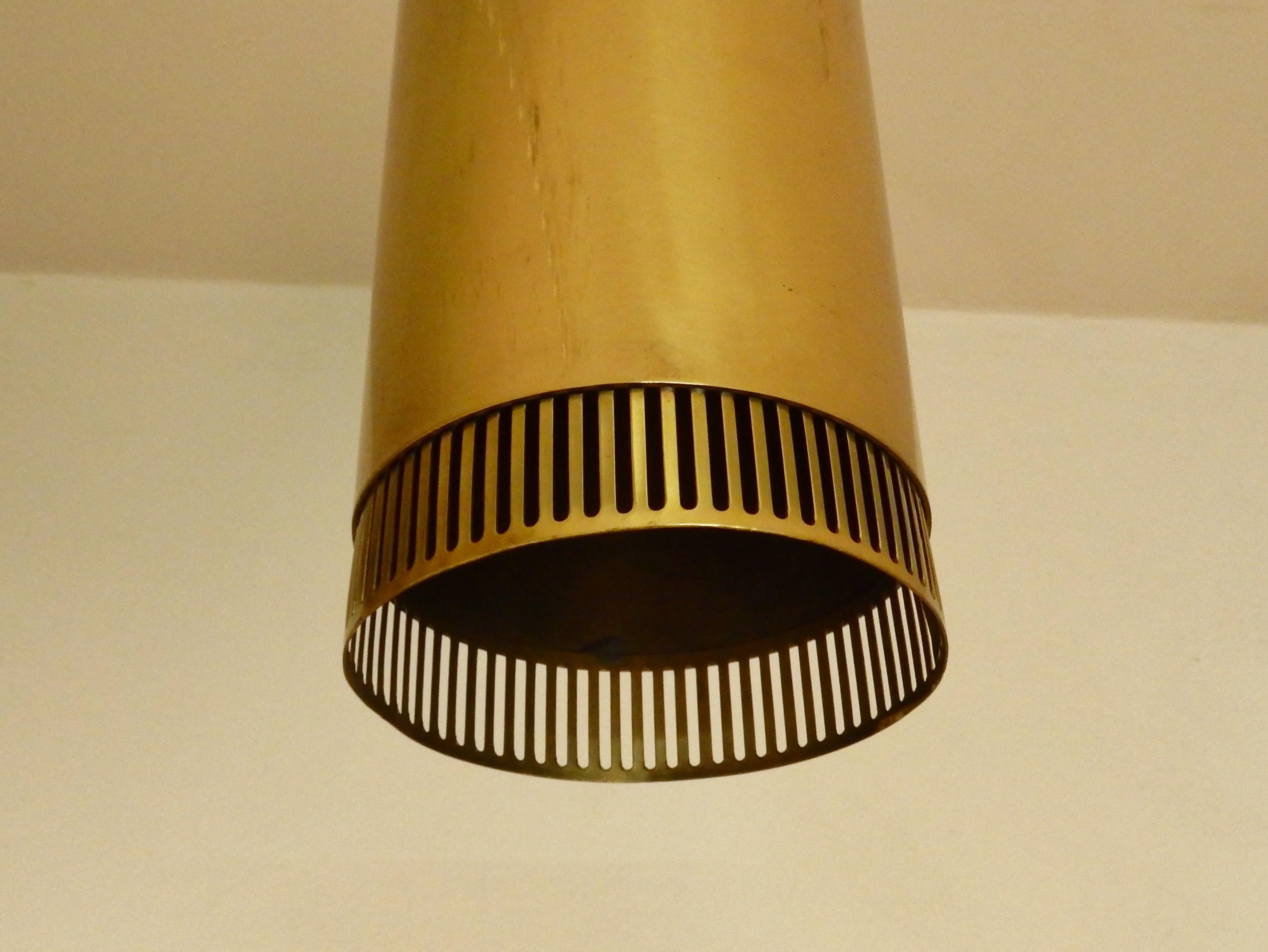 Set di 3 lampade a sospensione cilindriche in ottone perforato, Svezia anni '60 In condizioni buone in vendita a Steenwijk, NL