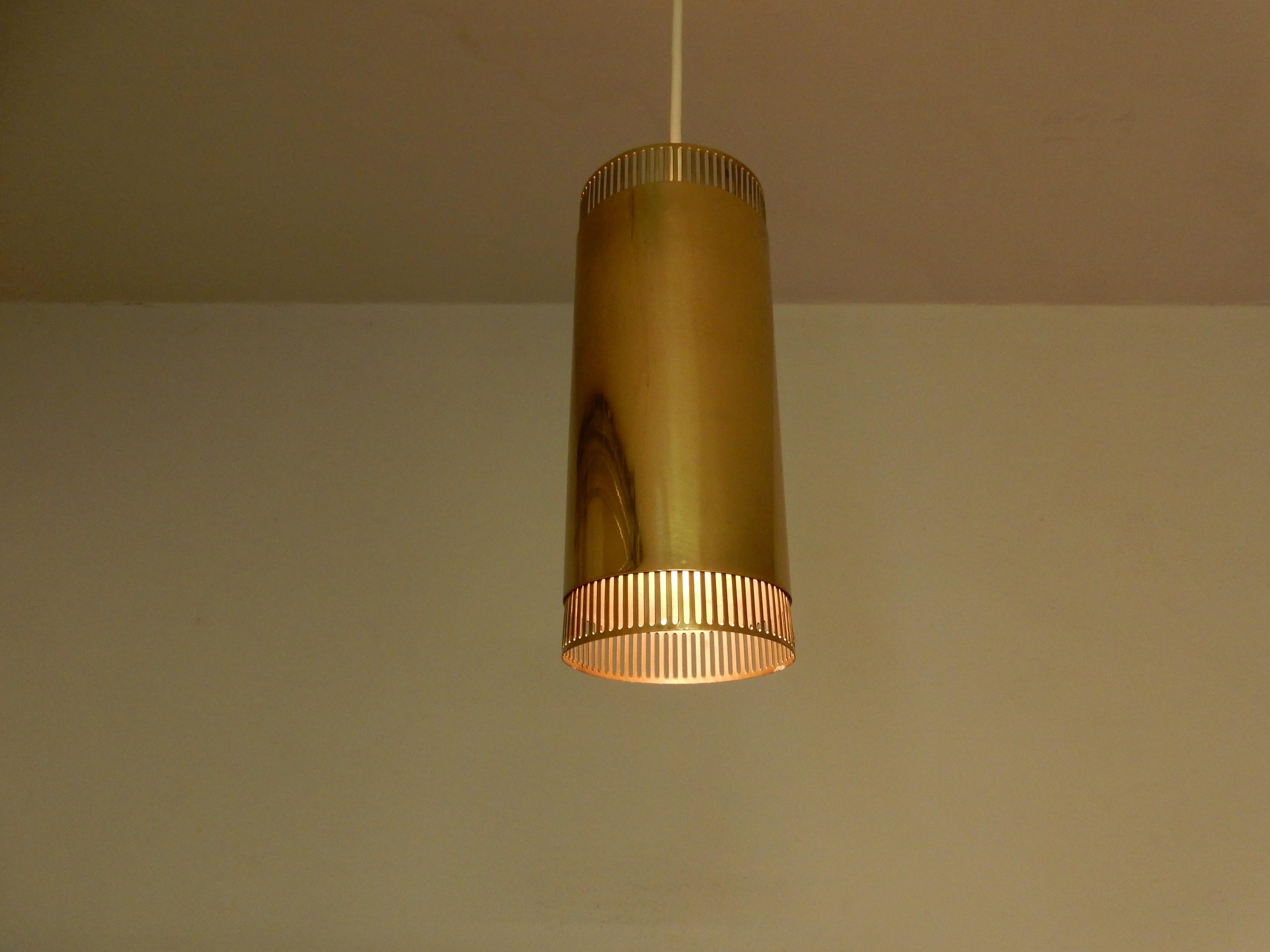 Metà XX secolo Set di 3 lampade a sospensione cilindriche in ottone perforato, Svezia anni '60 in vendita